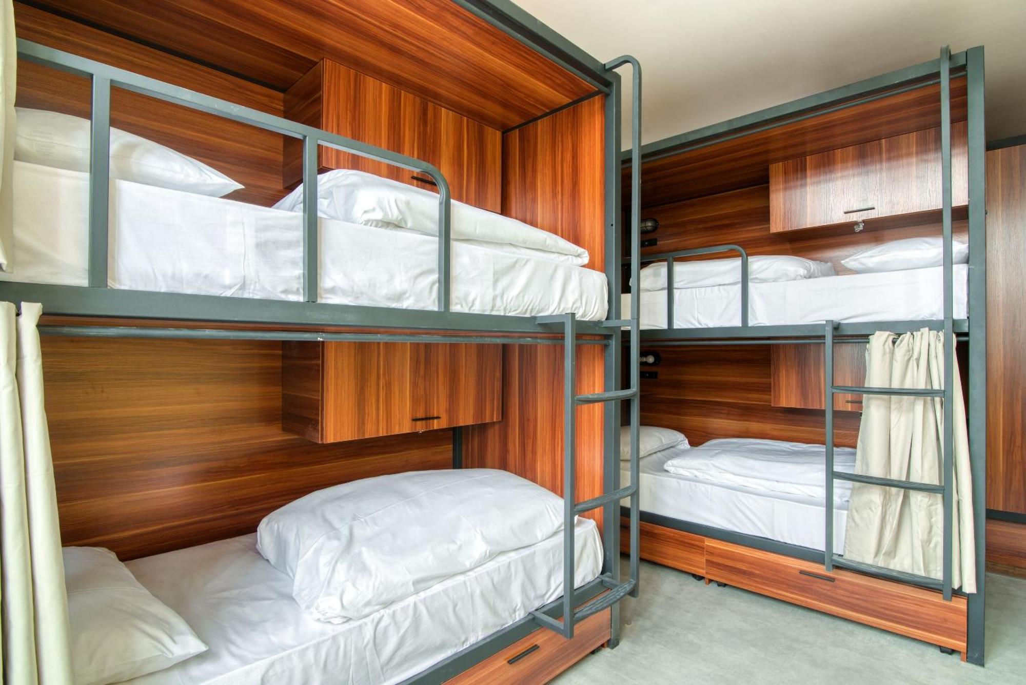 Bed in een Gemengde Slaapzaal met 10 Bedden