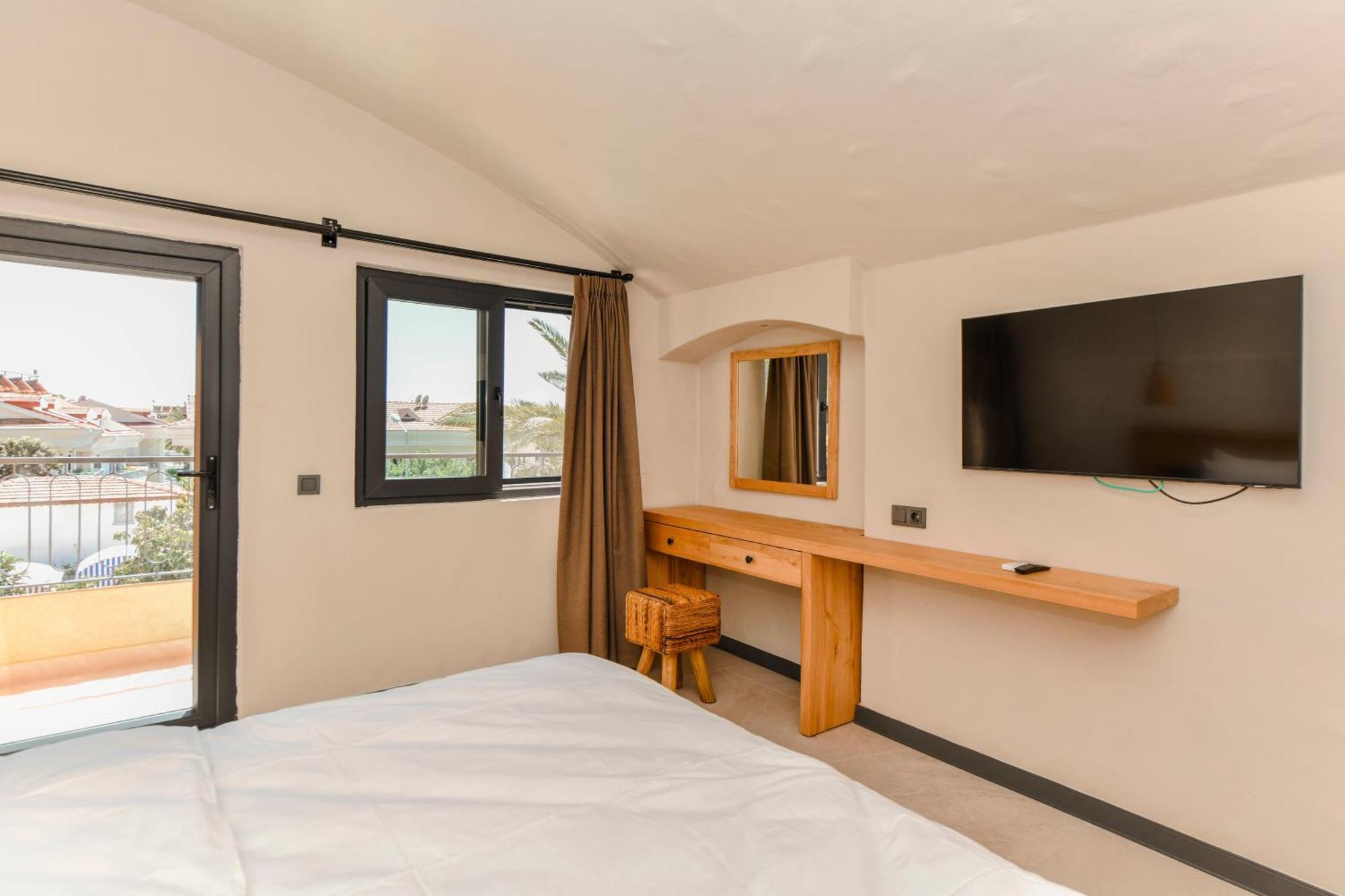 Double Room with Pool View,1586118577:JPEG