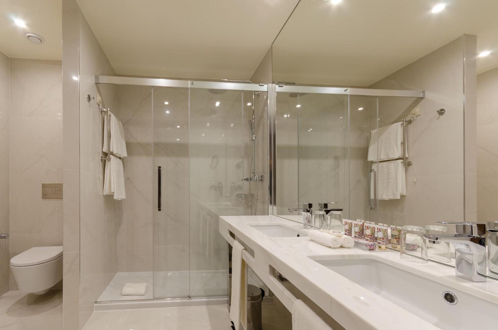 Superior Double Room Avenue View