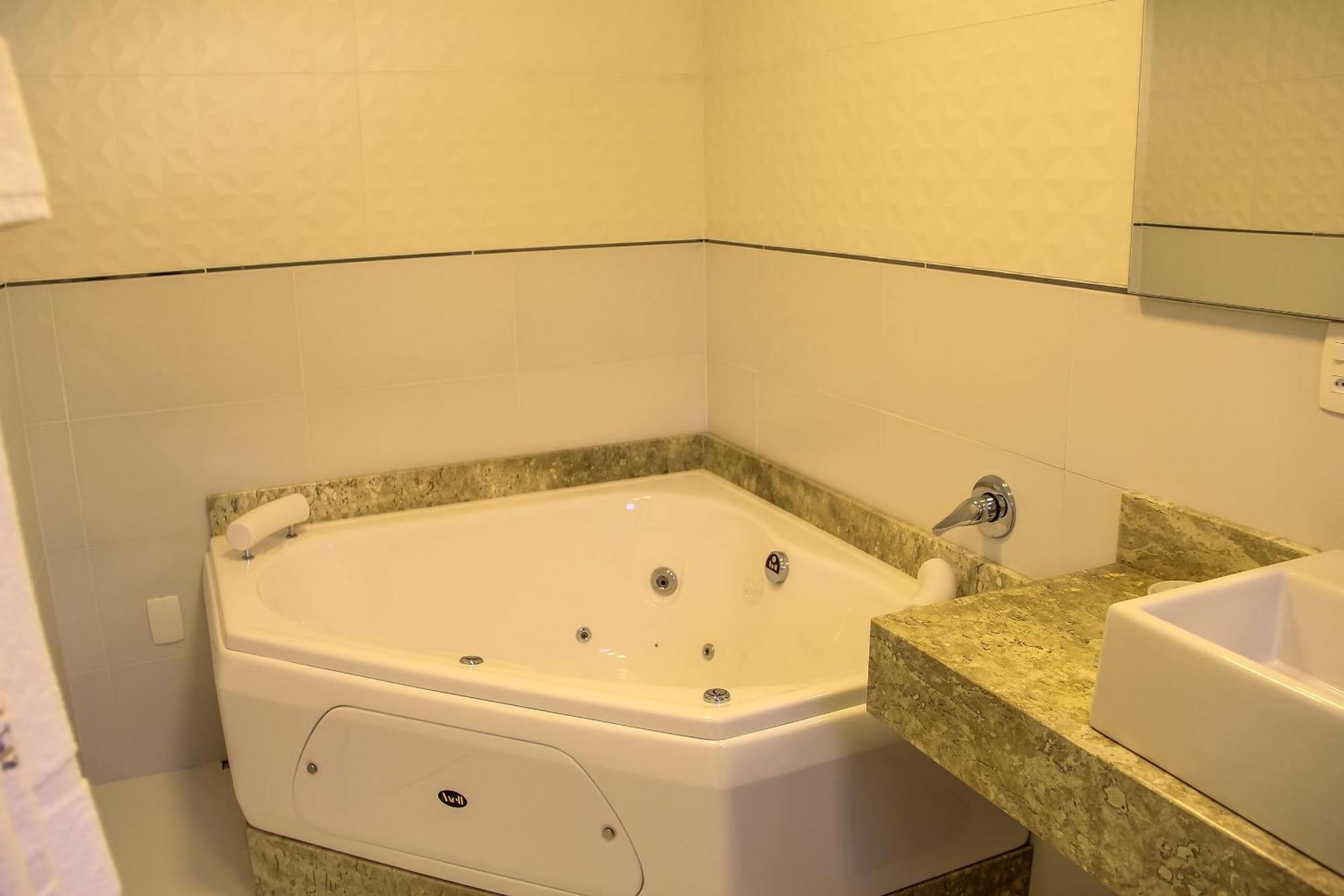 Suite de lujo con bañera de hidromasaje