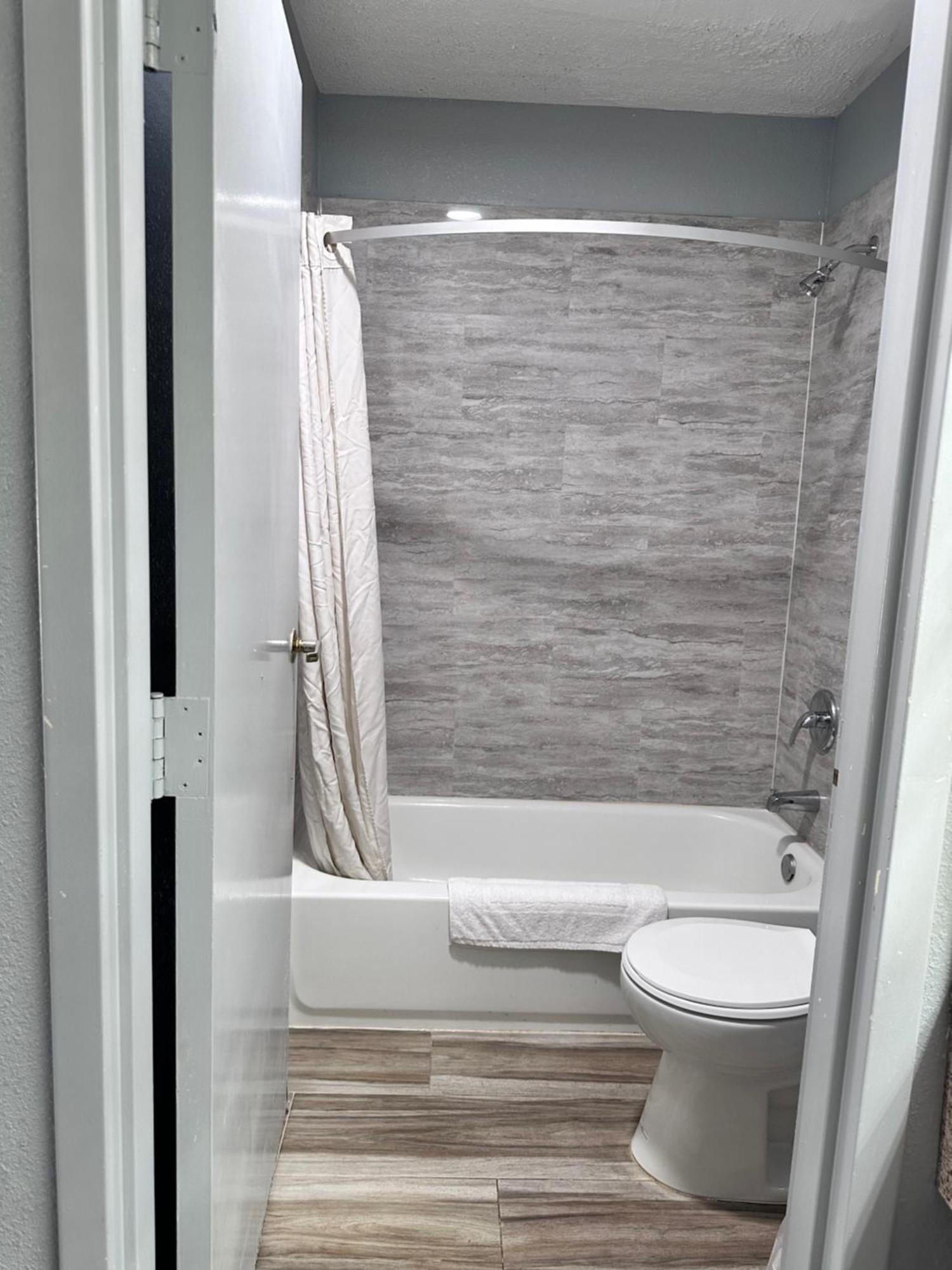 King Room- Non-Smoking,1589569419:JPEG