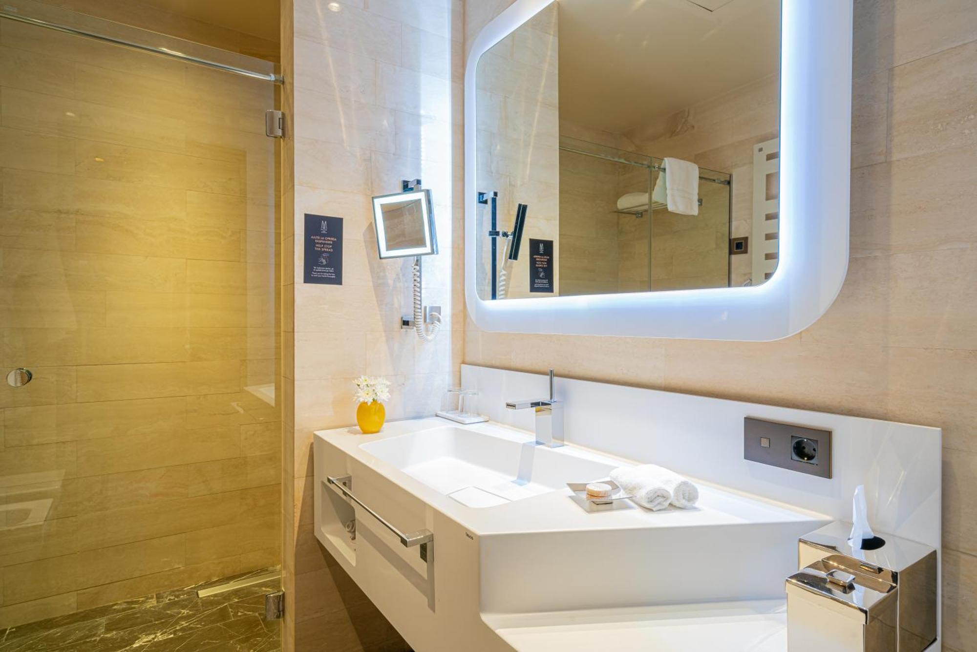 Chambre Lit King-Size de Luxe avec Canapé