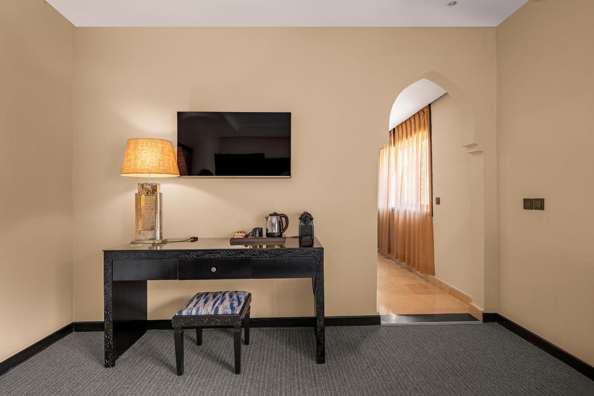 Executive Suite,1593657407:JPEG