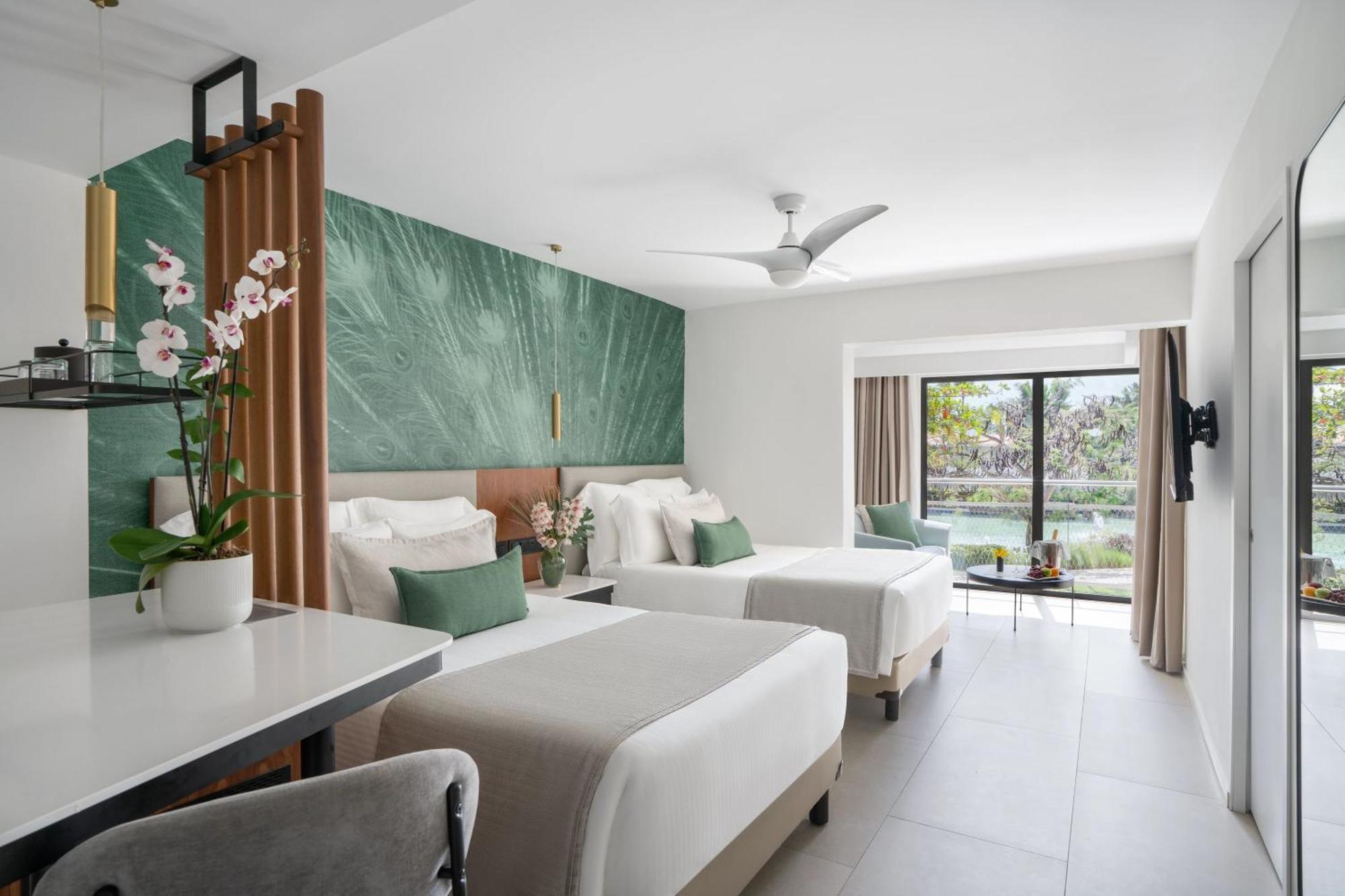 Suite Junior Doble Club con vistas a la piscina