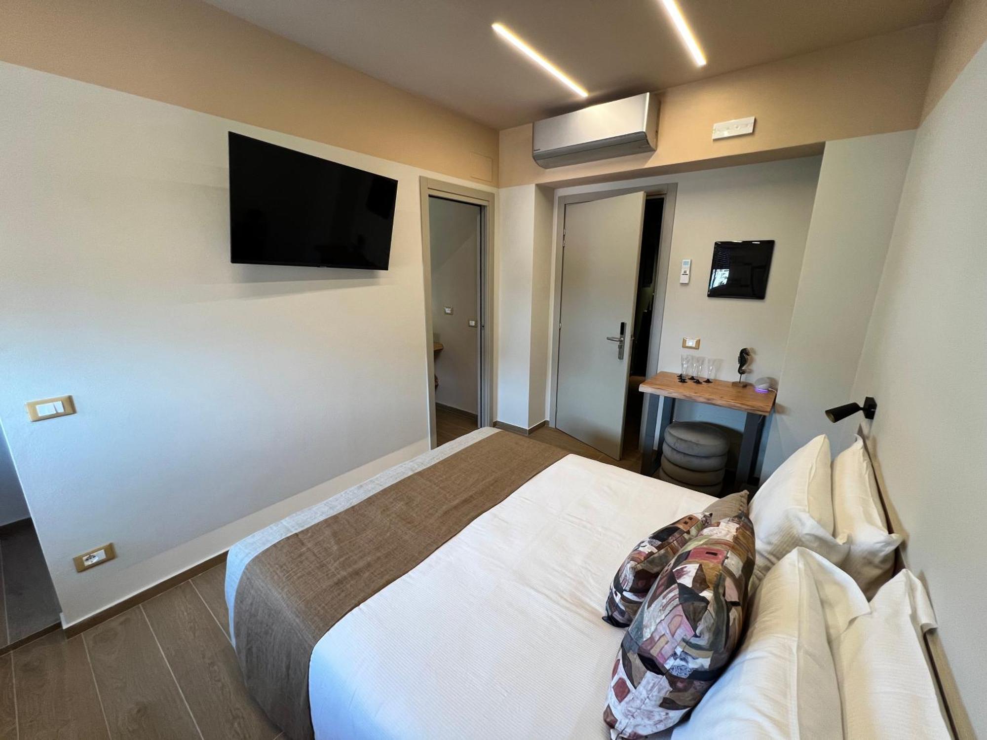 Small Double Room,1595884942:JPEG