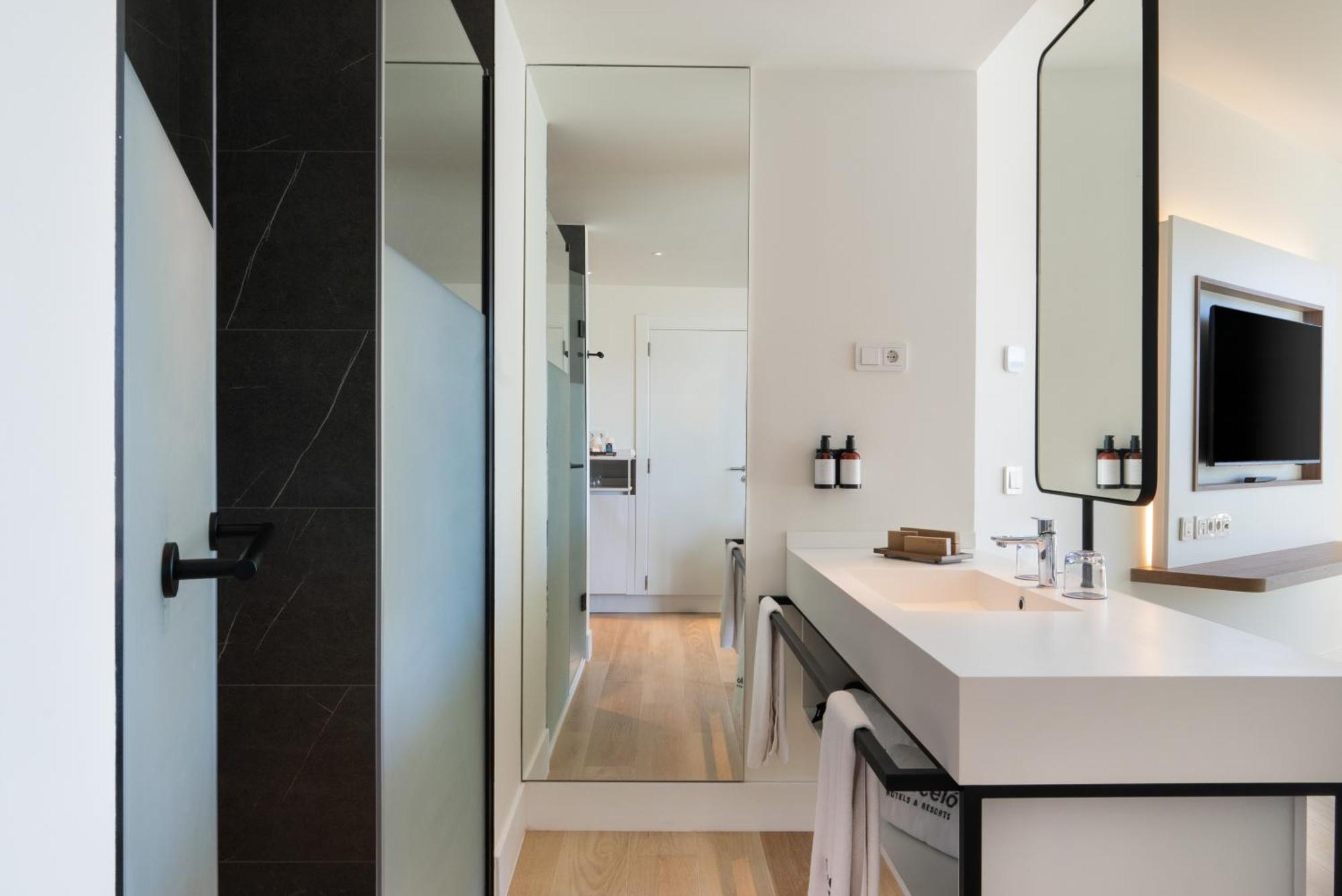 Camera Superior con Vista Piscina (2 Adulti + 1 Bambino)