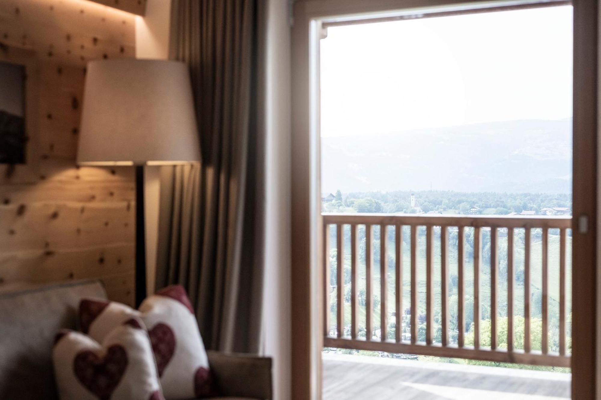 Junior Suite Mansardata con Balcone e Vista Valle