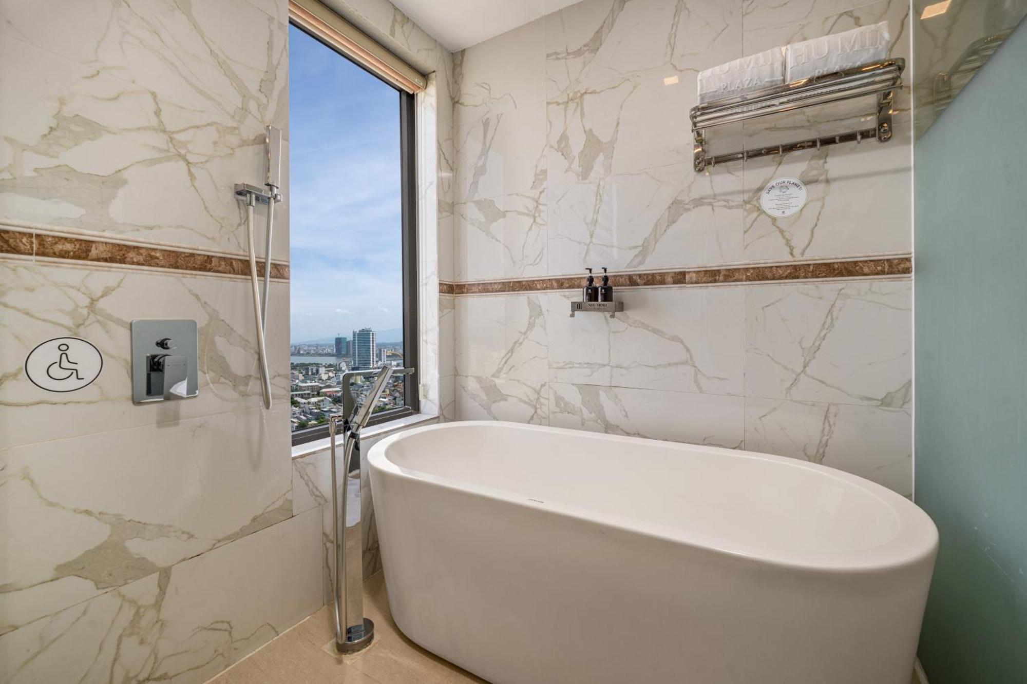 Signature Suite Partial Sea View with Bathtub - Complimentary Welcome Fruit