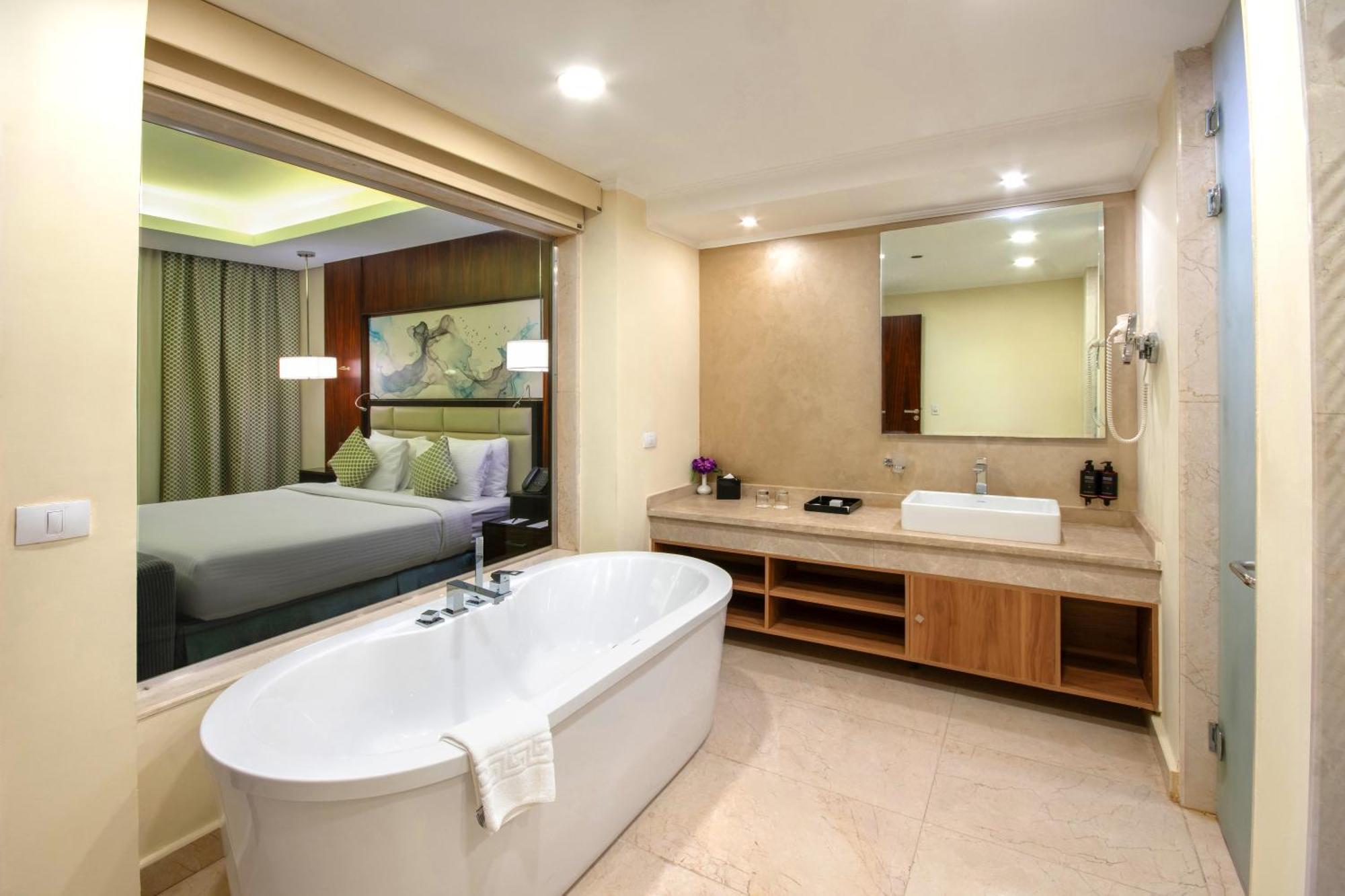 Grand Deluxe Kamer met Uitzicht op het Zwembad - Kingsize Bed