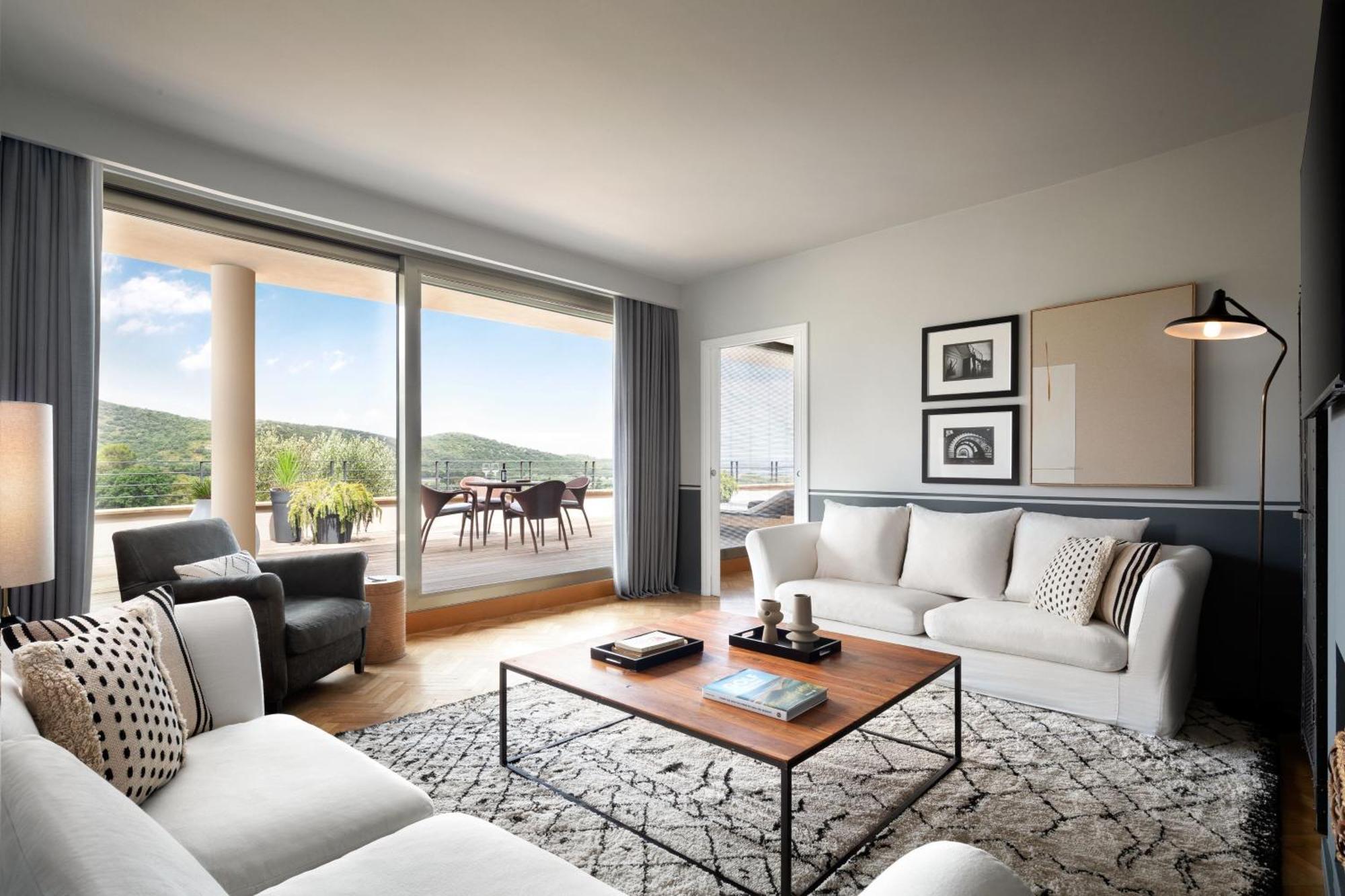 One-Bedroom Deluxe King Suite Sofa Bed Golf View