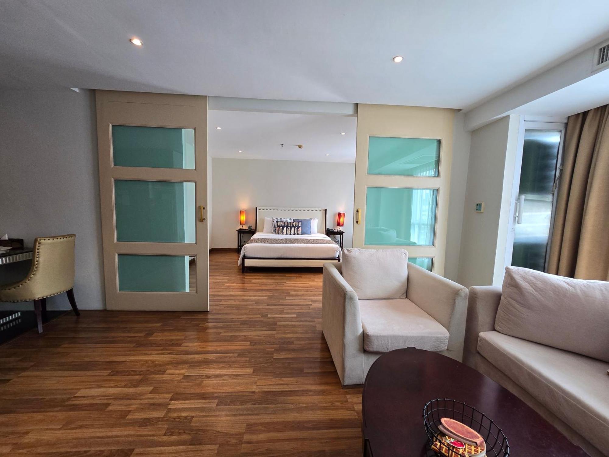 Deluxe One-Bedroom Suite,1607662733:JPEG