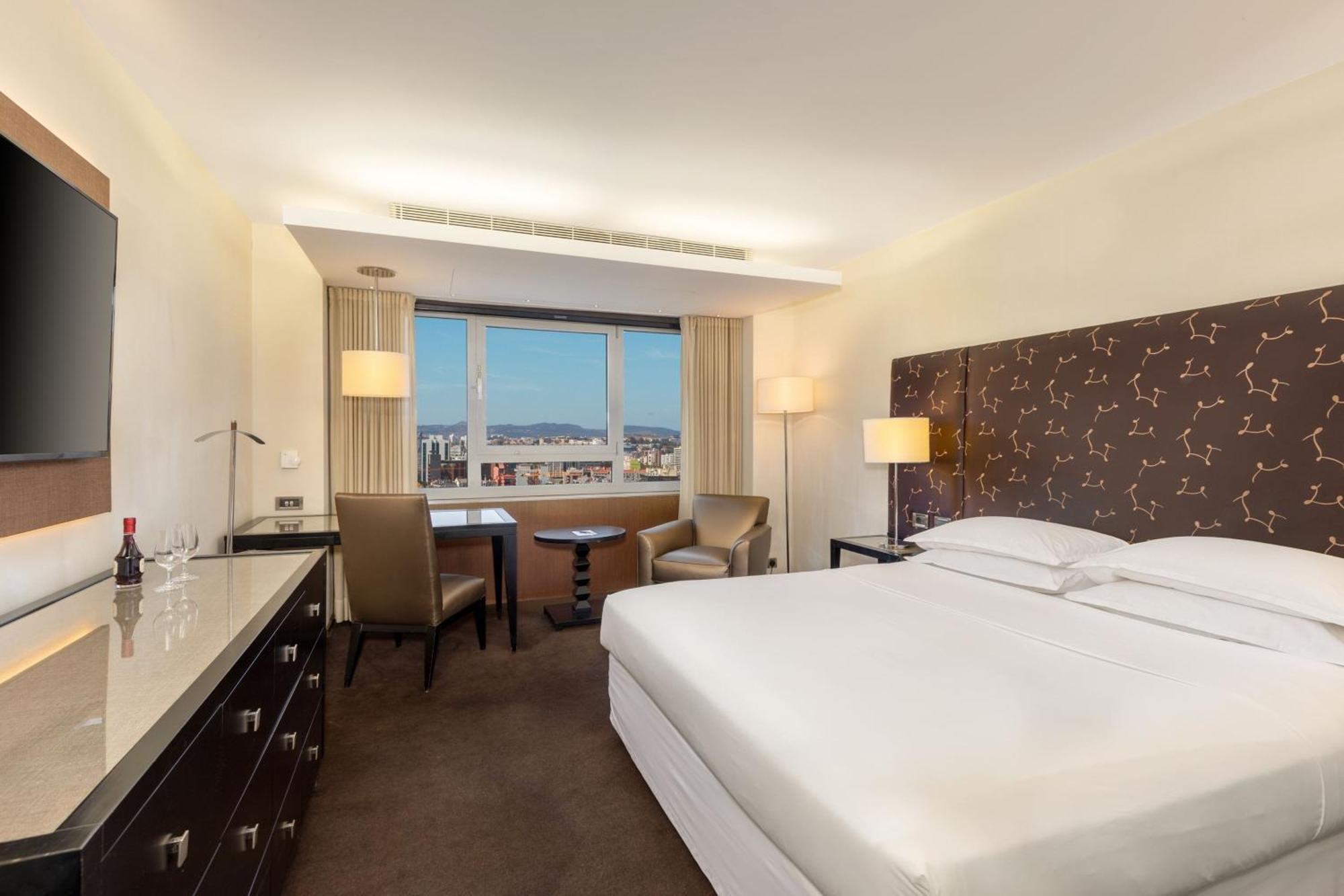 Premium Deluxe Guest room 1 Queen City view High floor