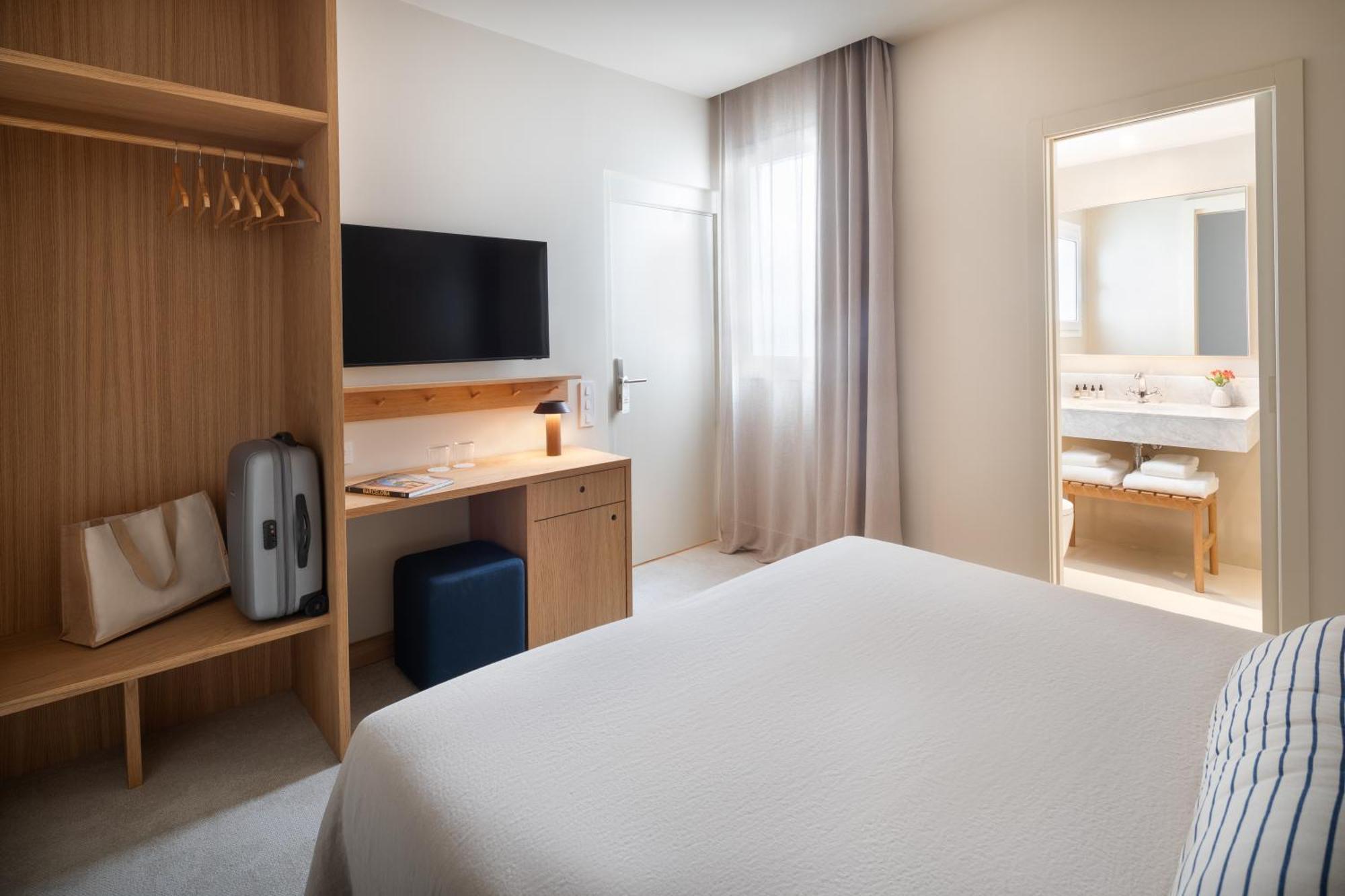Cozy Double Room,1609308385:JPEG