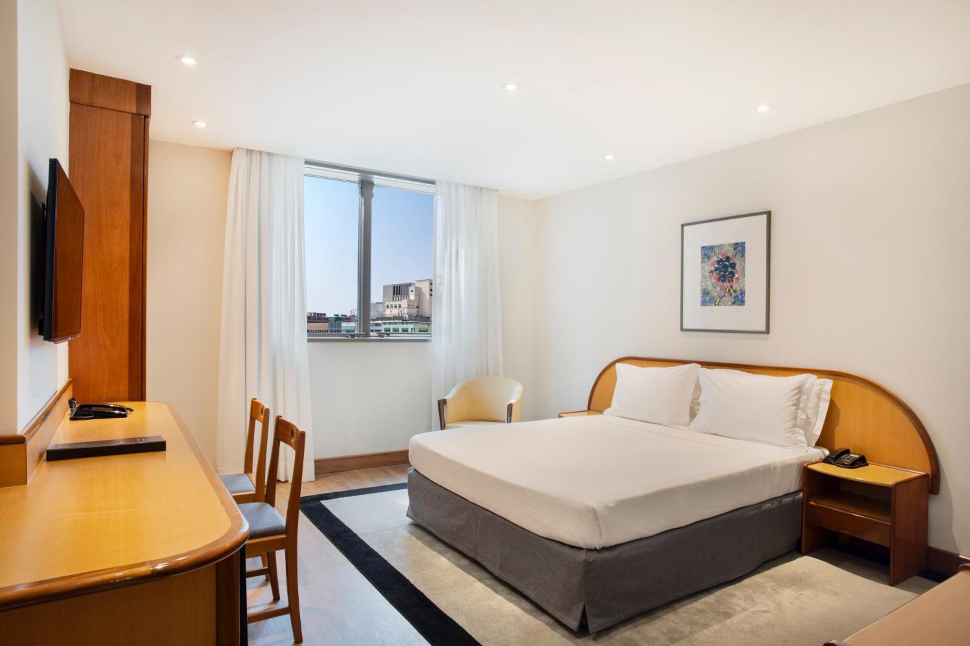 Quarto Luxo com Cama Casal e Vista da Cidade