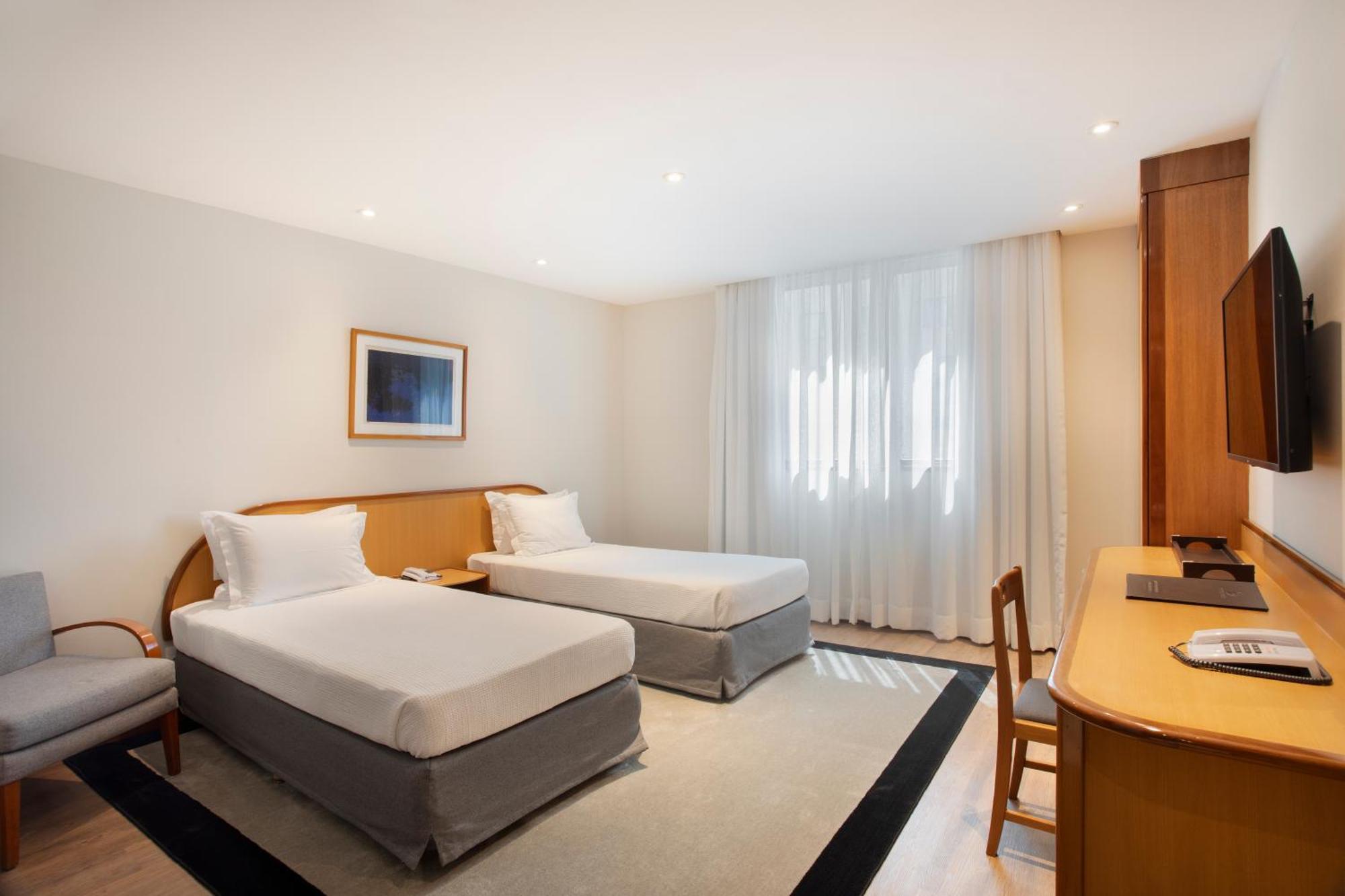 Quarto Luxo com 2 Camas de Solteiro e Vista da Cidade