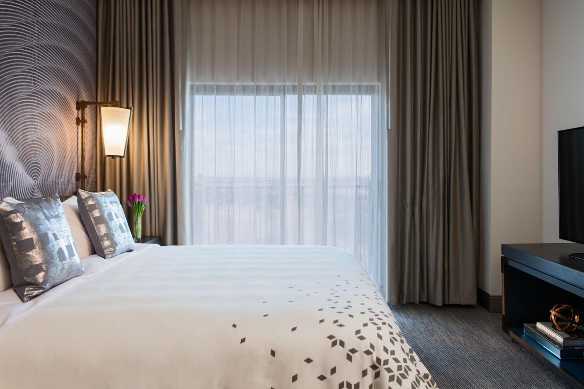 Executive Corner King Room with Sofa Bed - High Floor