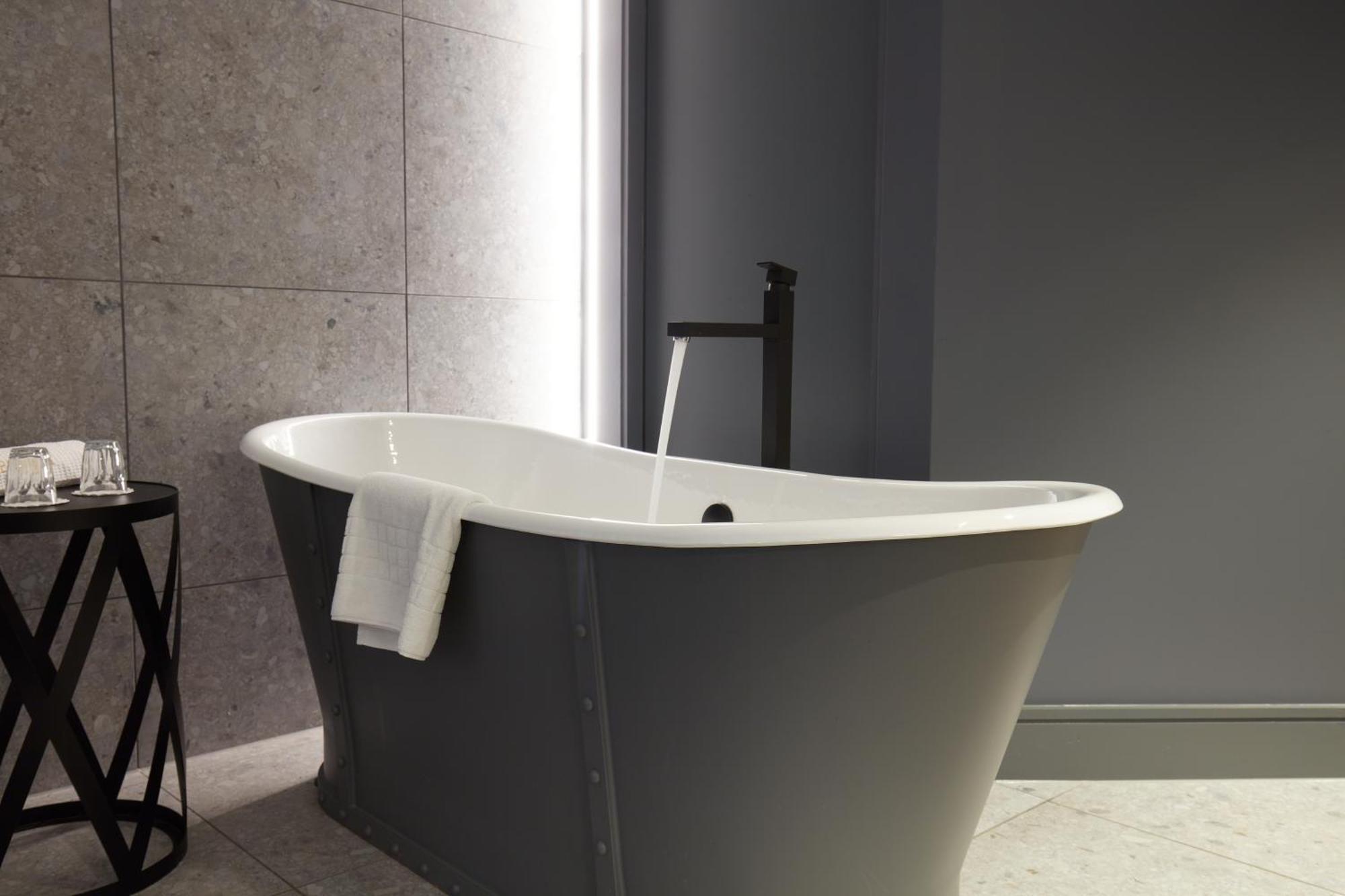 Suite con cama extragrande y bañera
