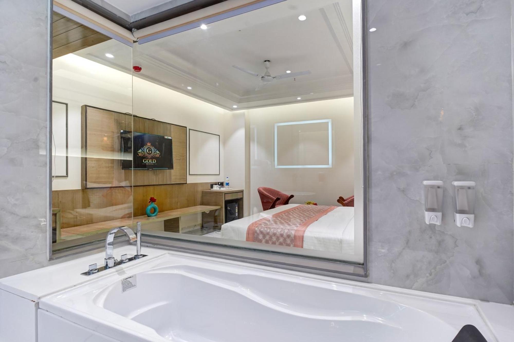 Executive Suite With Bathtub