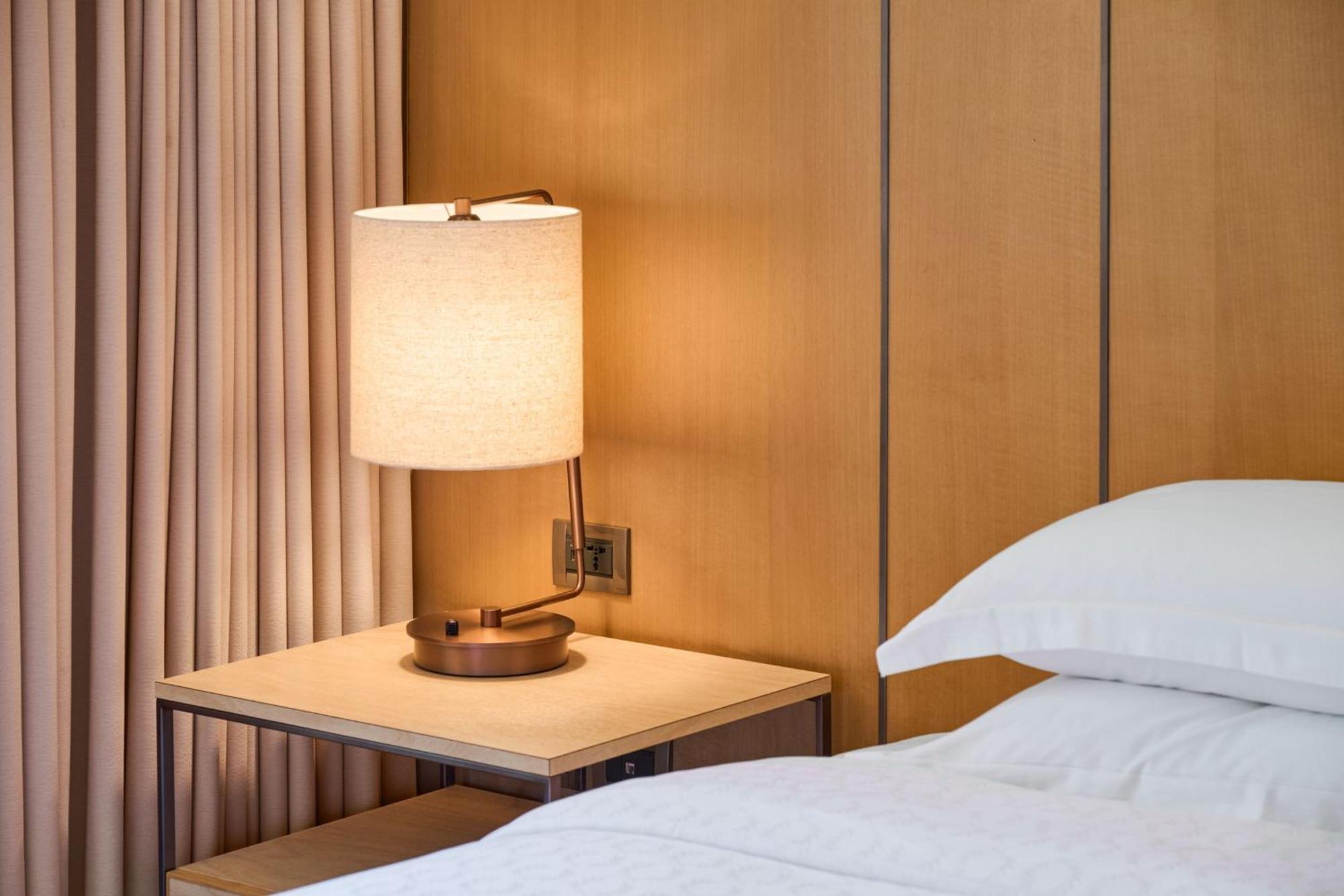 Executive Deluxe King Room Concierge Level