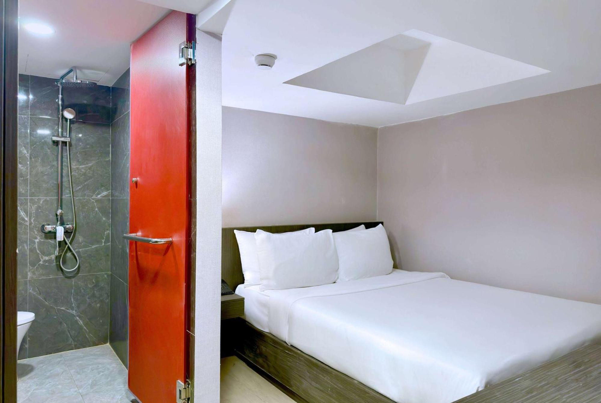 Standard Room with One Queen Bed - No Window/Non-Smoking
