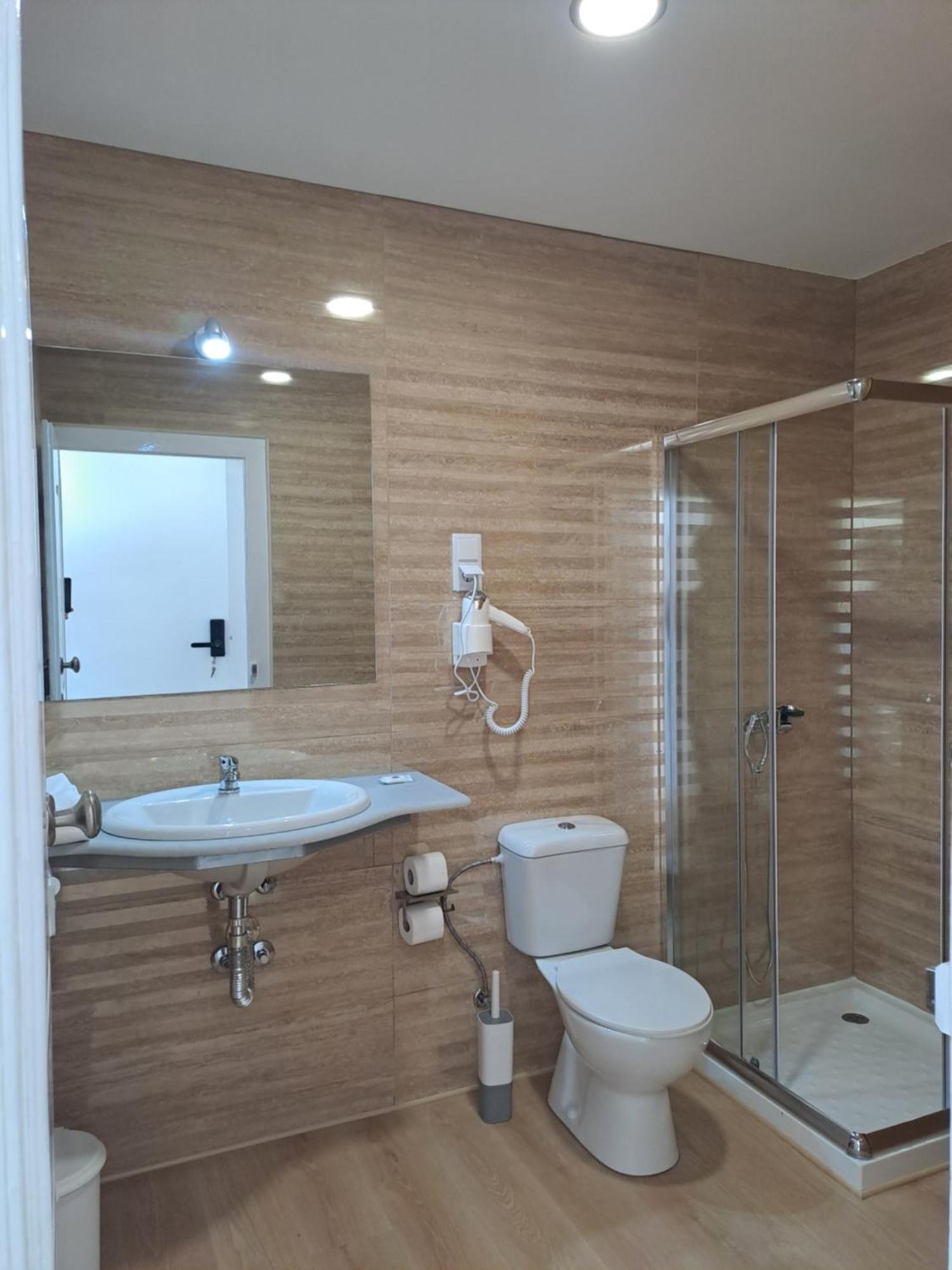 Twin Room,1627911977:JPEG