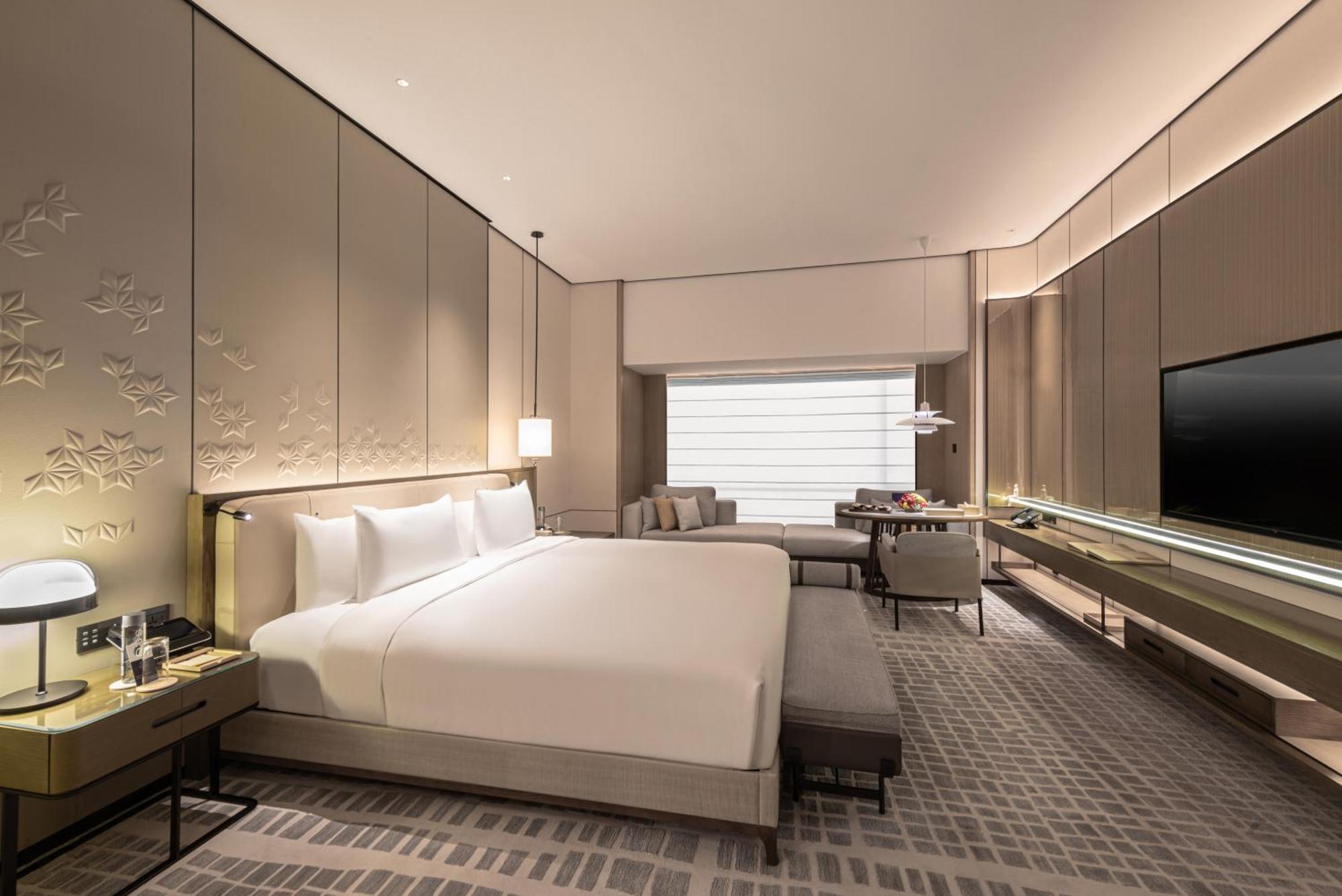 Deluxe King Room - Kingdom Tower View