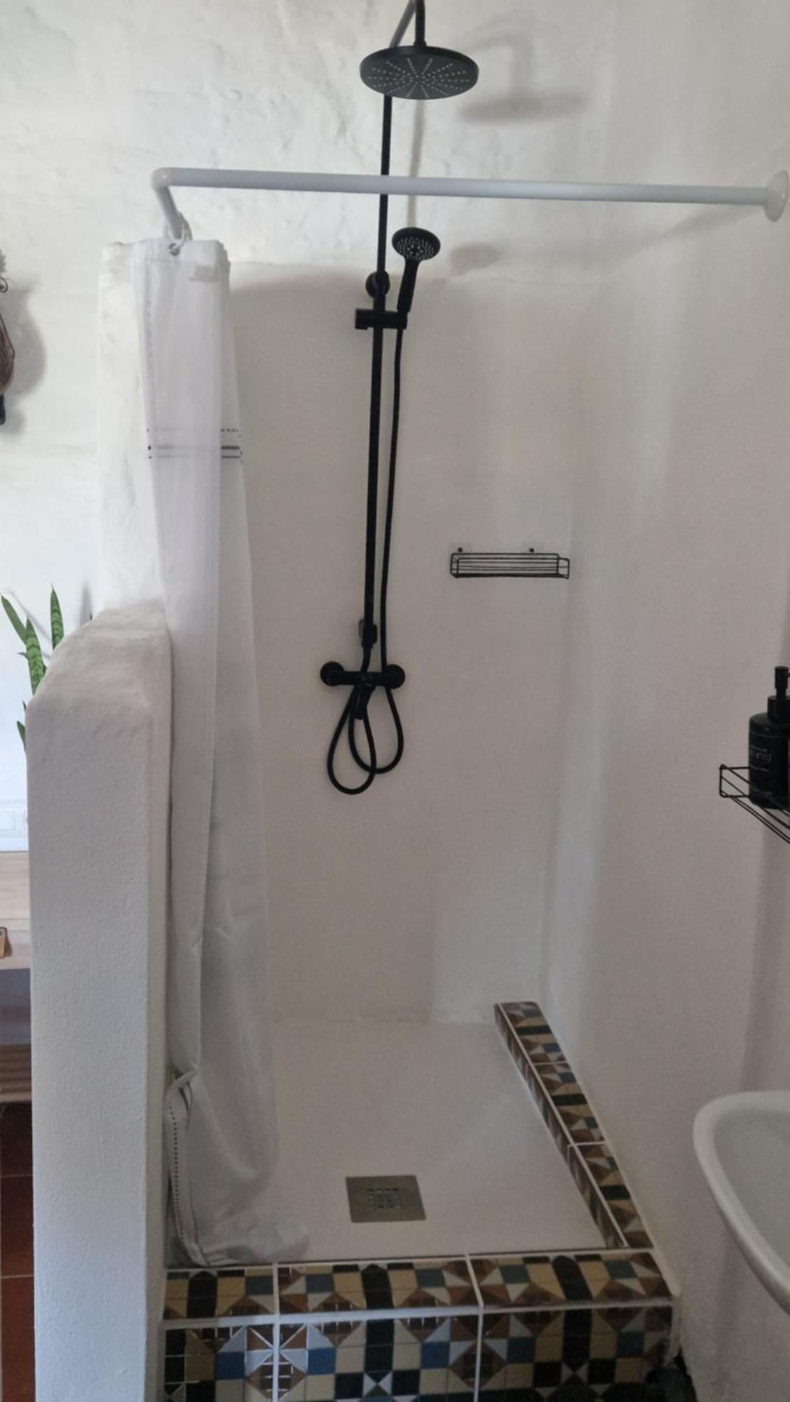 Deluxe Double Room Shower