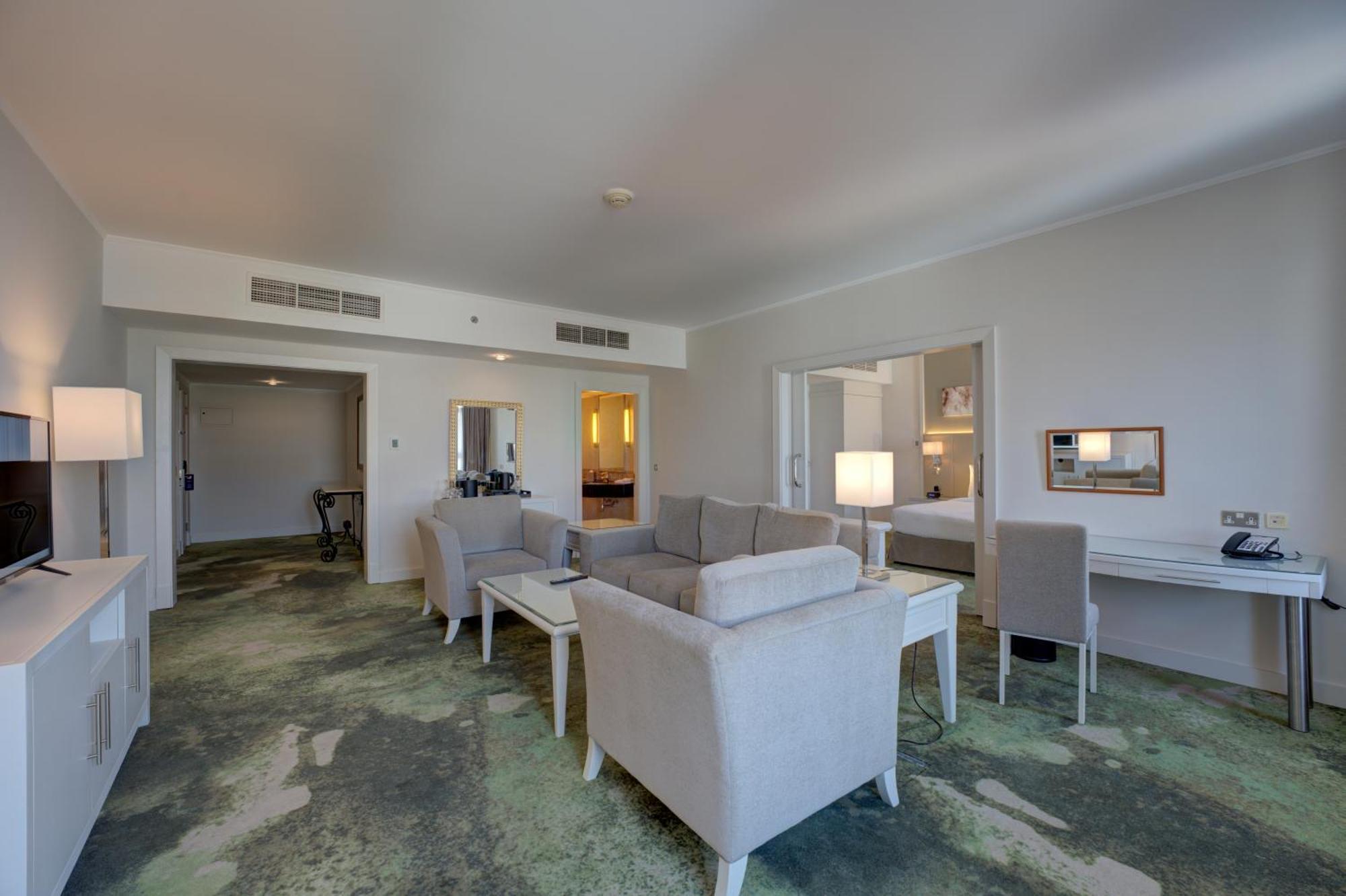 Executive Suite - Shuttle Service to JBR Beach and Access to The Market Mall