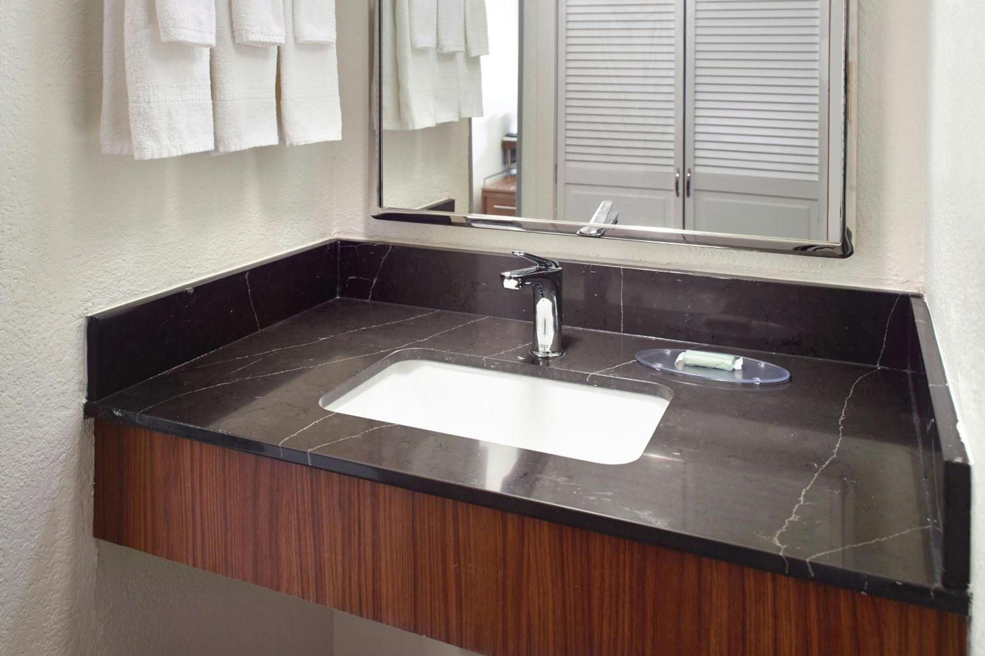 Habitación con cama extragrande y sofá cama