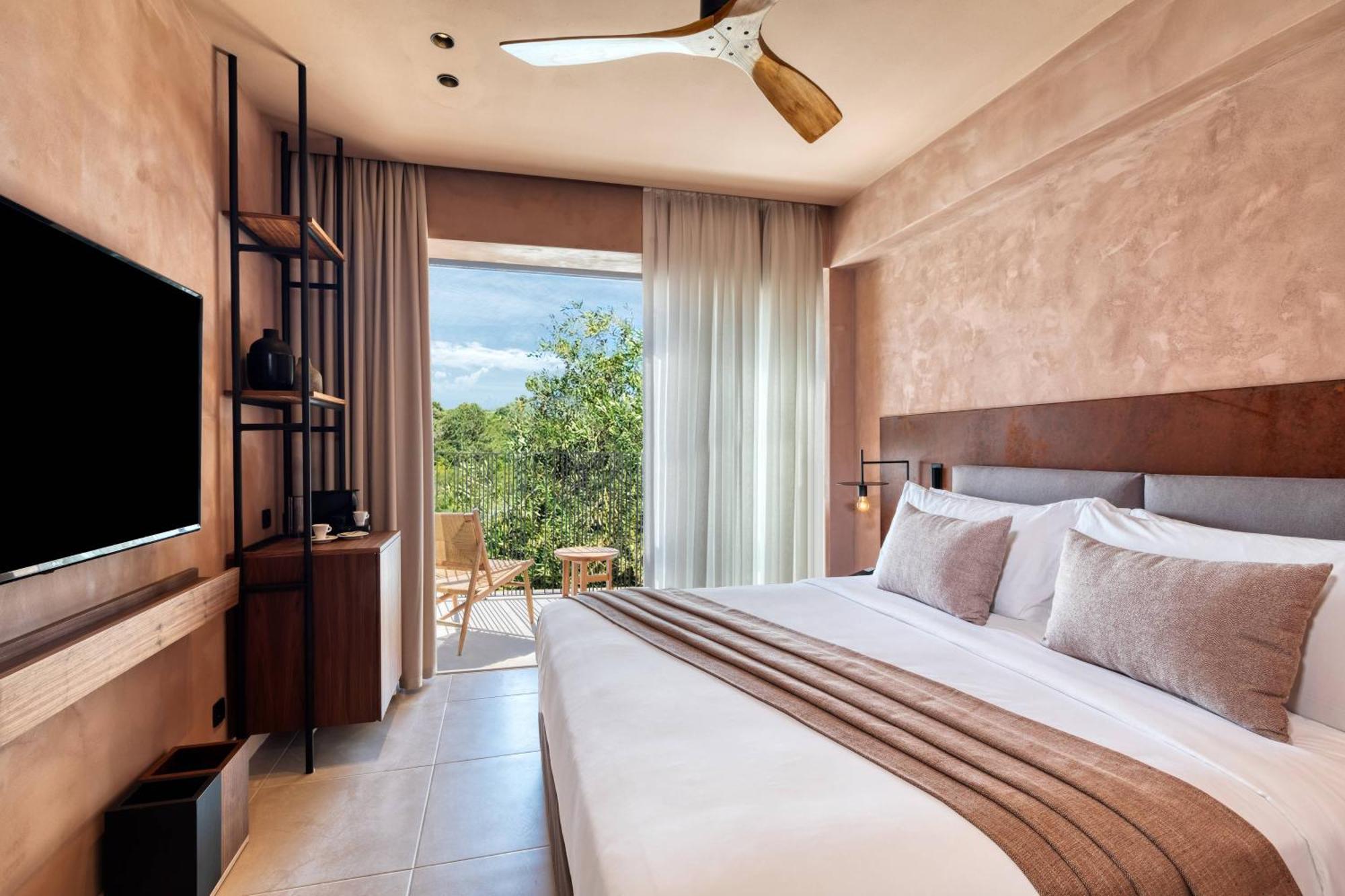 Tropical Retreat, Guest room, 1 King, Mountain view, Balcony