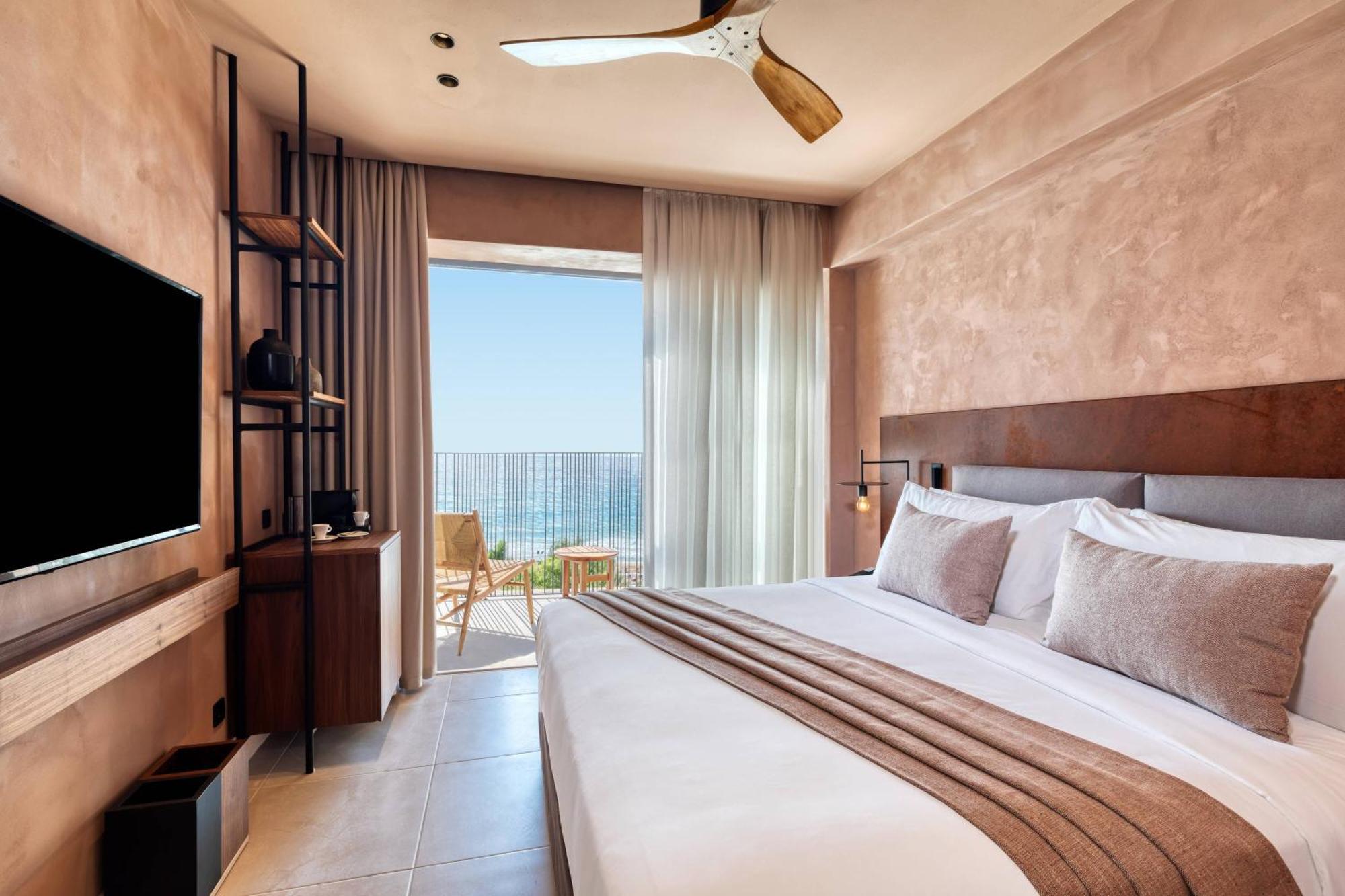 Sapphire Retreat, Guest room, 1 King, Sea view, Balcony