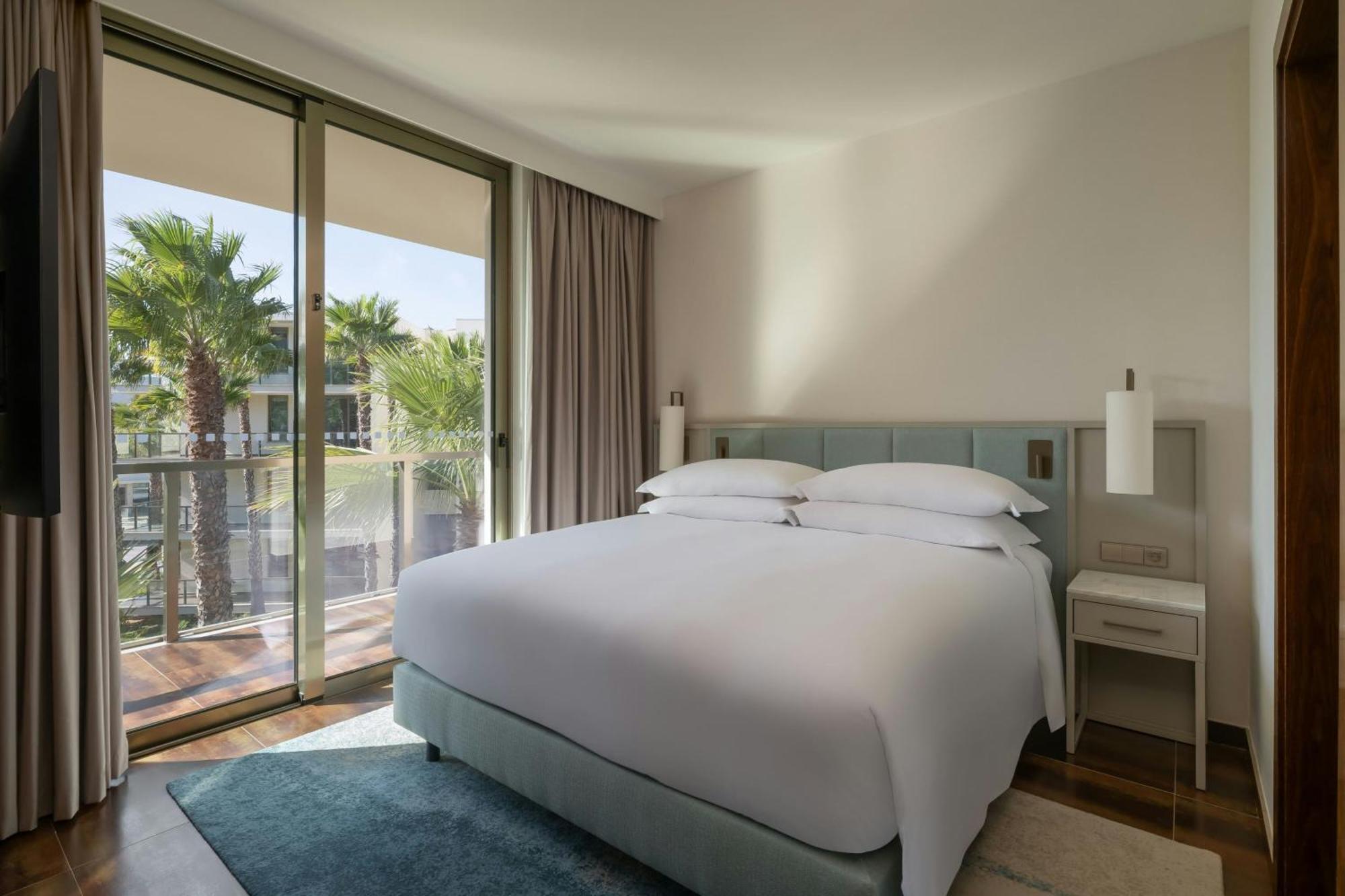 Three-Bedroom Suite with Balcony and Pool View,1646918975:JPEG