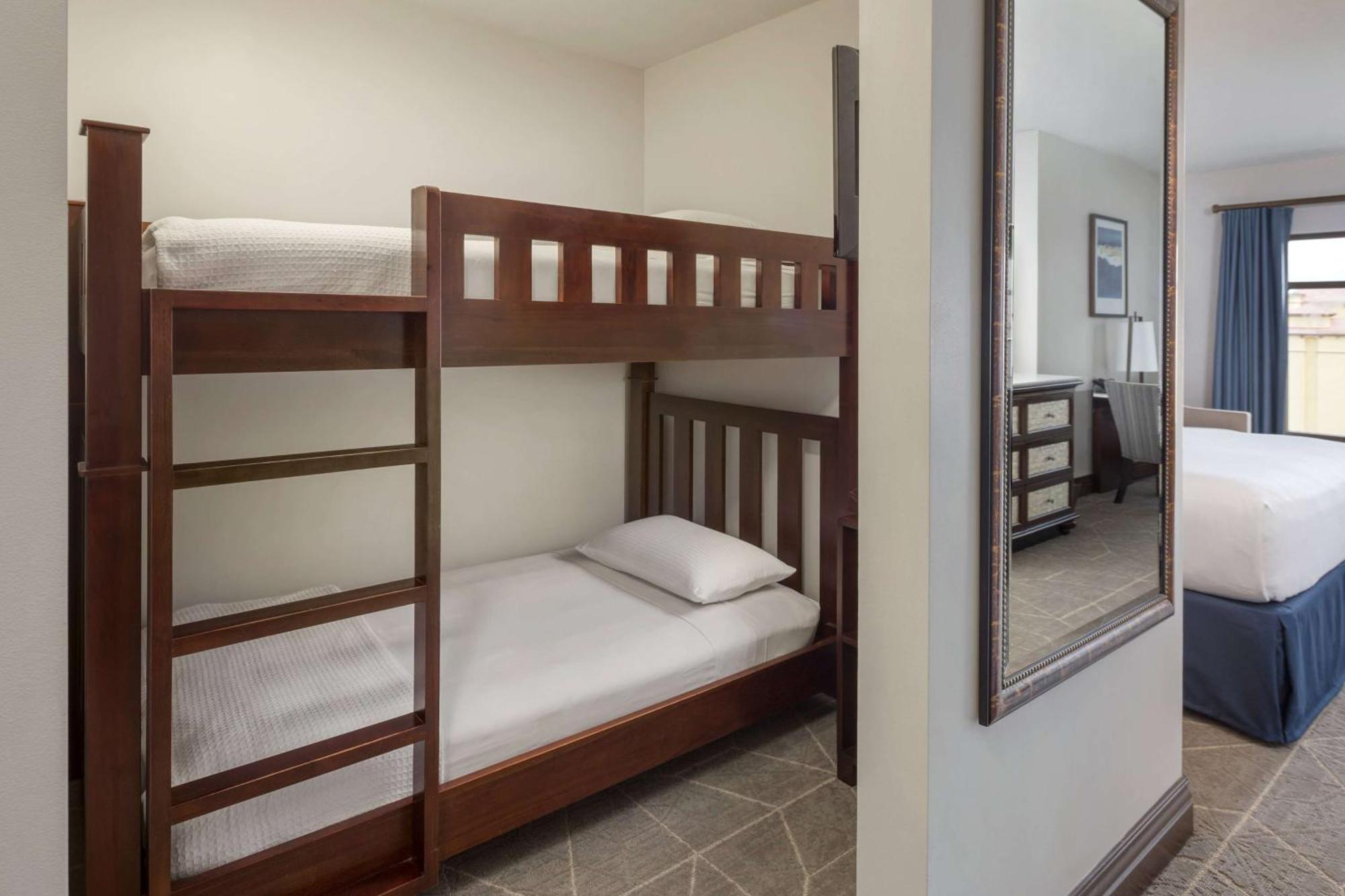 Family Room Bunk Bed King Bed Non-Smoking,1653537228:JPEG
