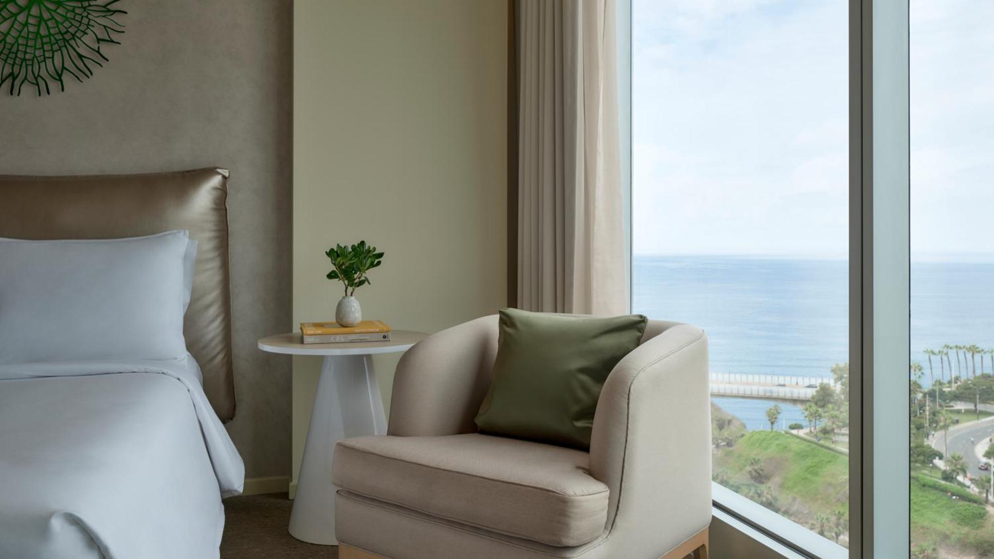 Quarto duplo premium com 2 camas de casal e vista do mar