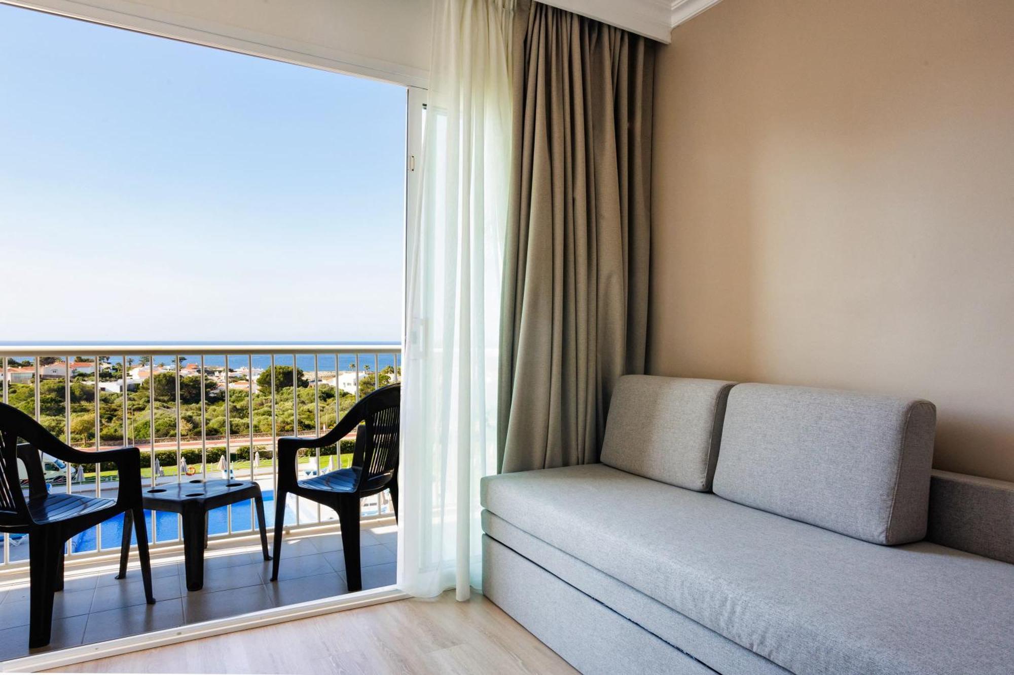 Quarto Twin com Vista Mar (2 Adultos + 1 Criança)