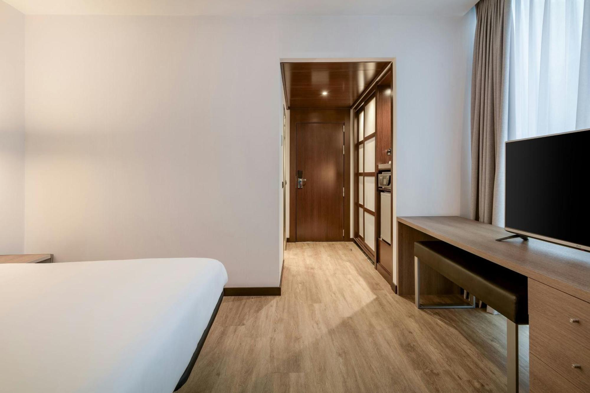 Standard Queen Room