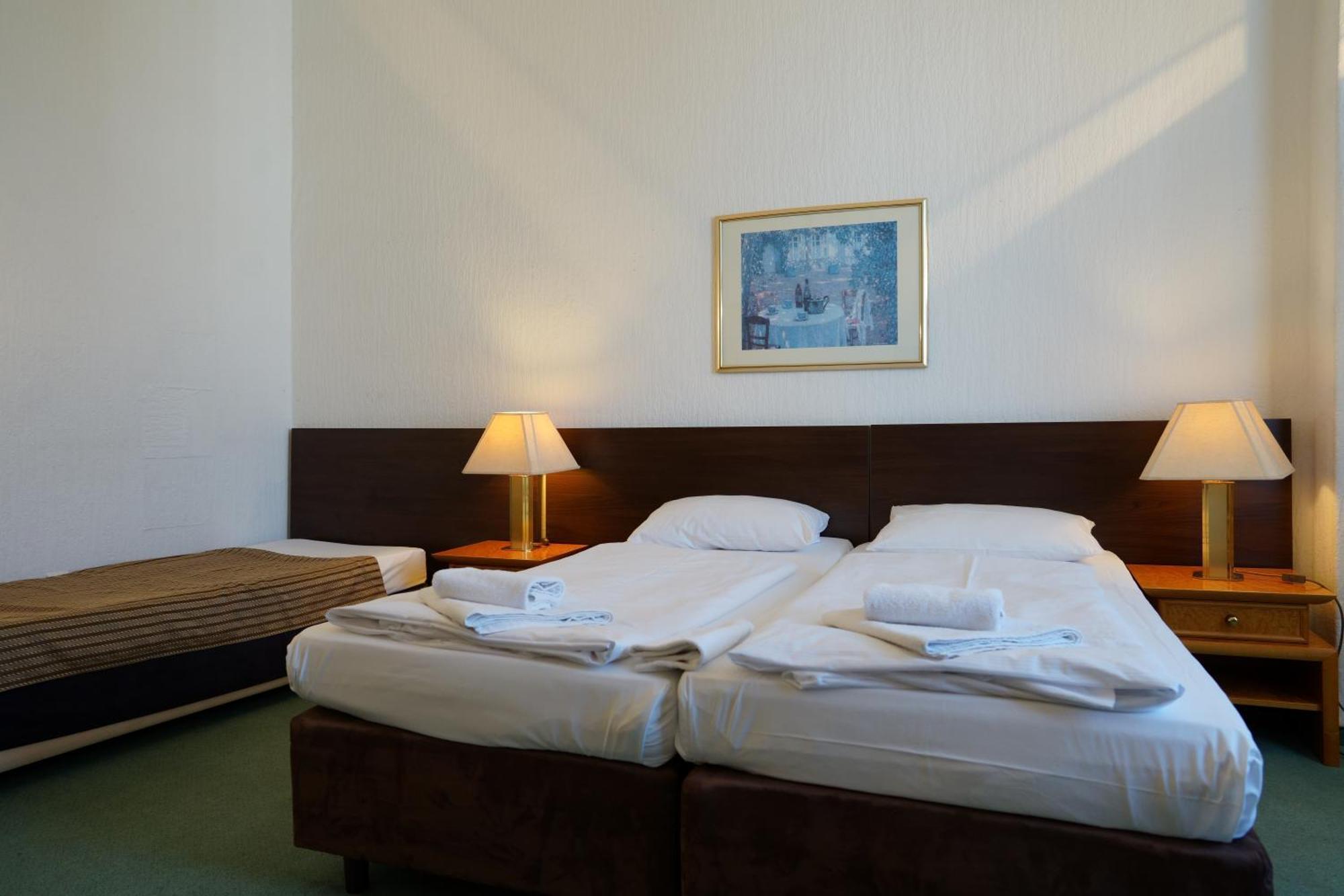 Deze driepersoonskamer heeft een gedeelde badkamer.