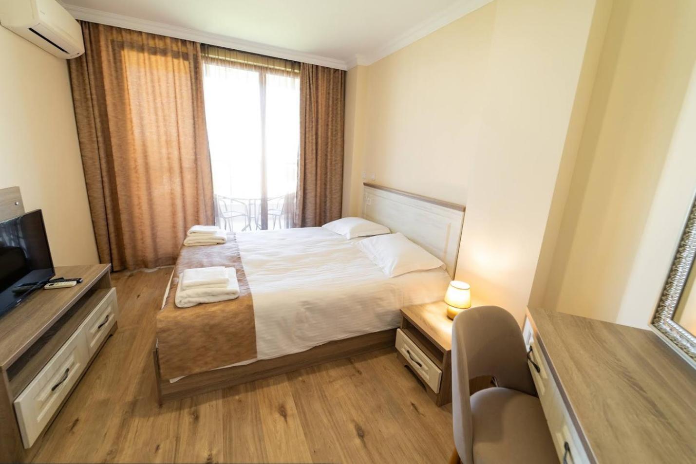 One-Bedroom Apartment with Sea and Pool View (4 Adults)