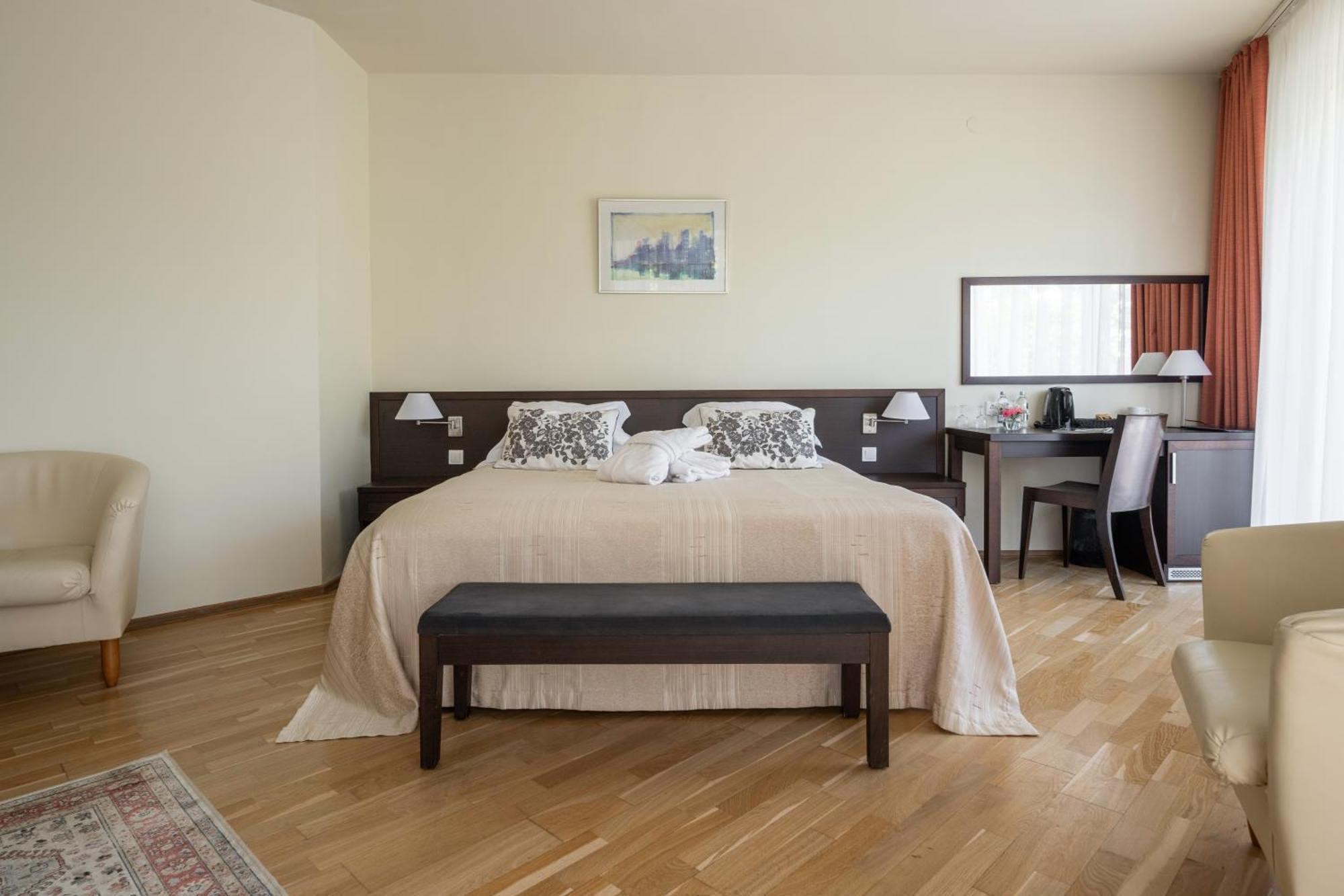 Deluxe Room,1685060245:JPEG