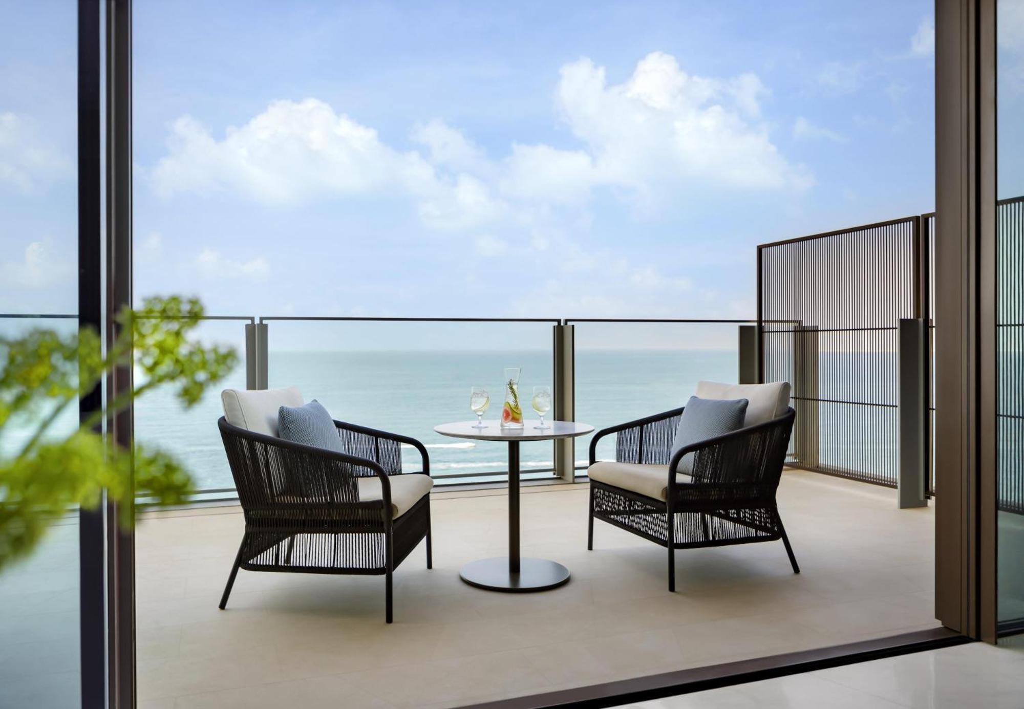 Sistemazione Royal Club Queen con Vista Mare - Accesso al Royal Club con Colazione, Champagne Premium Tutto il Giorno e High Tea.