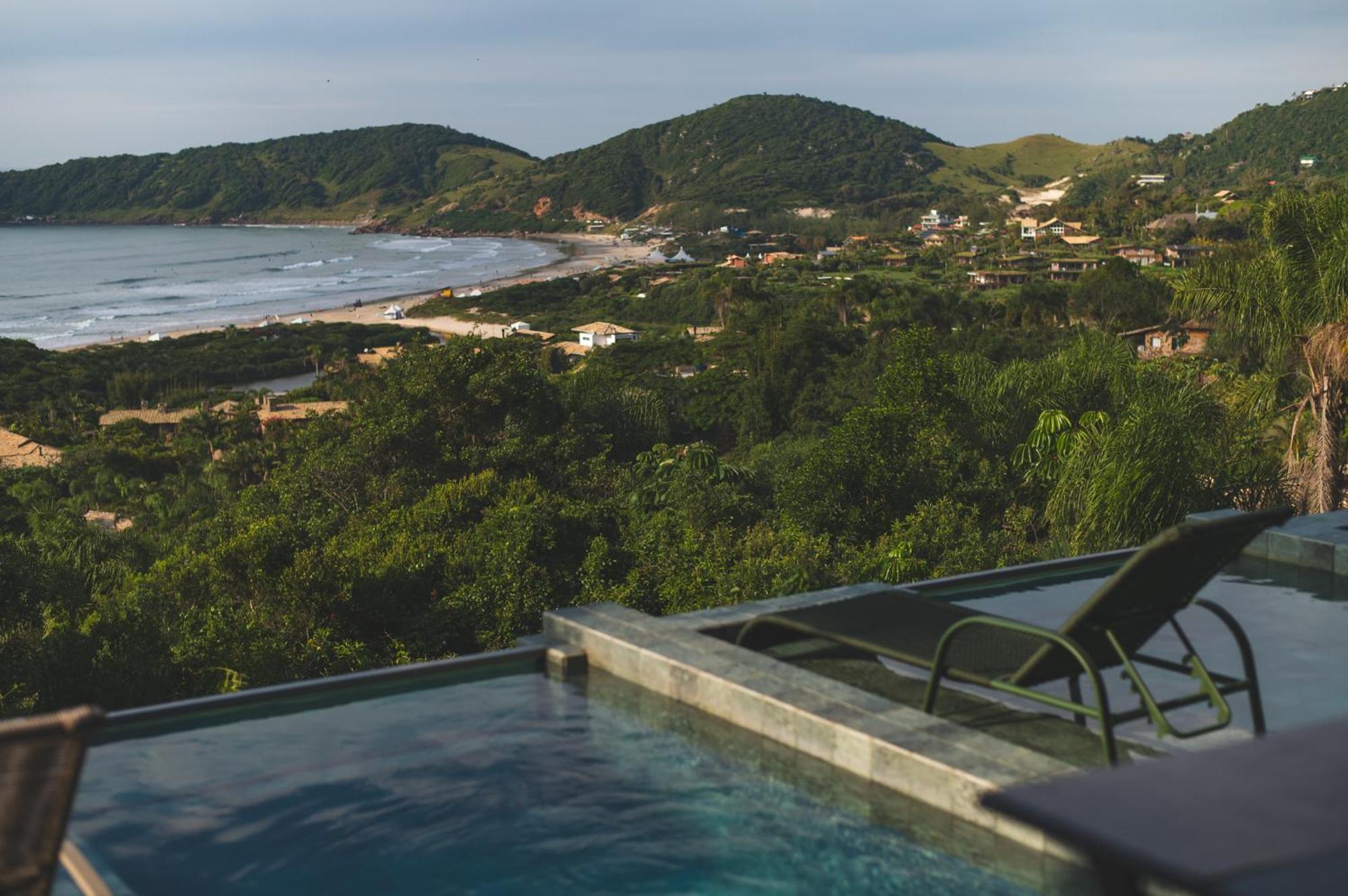 Suíte com Vista para a Piscina