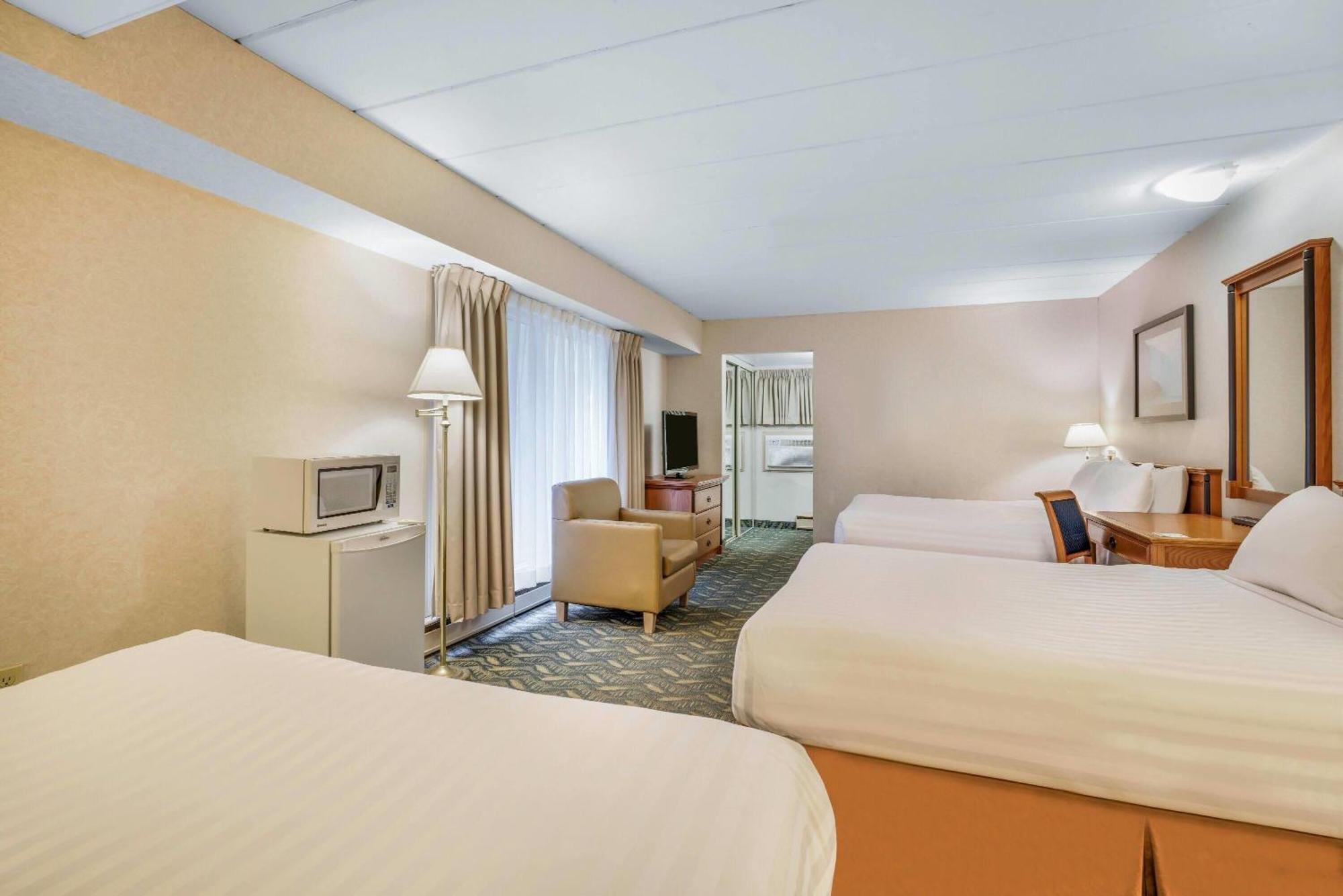 Chambre avec 3 Lits Queen-Size - Non-Fumeurs