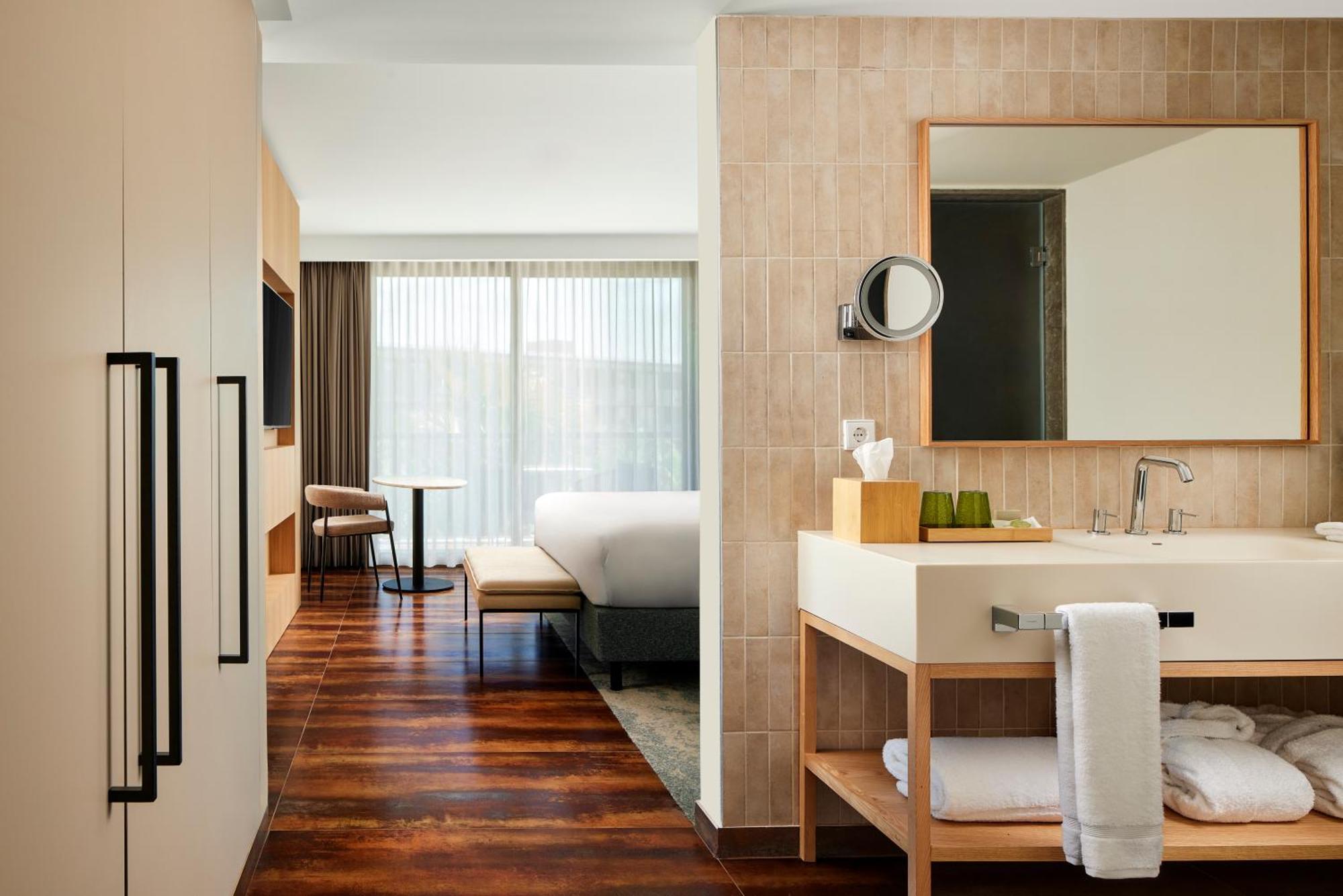 One-Bedroom King Suite Sofa Bed Balcony Sea View Club Lounge Access,1688825056:JPEG