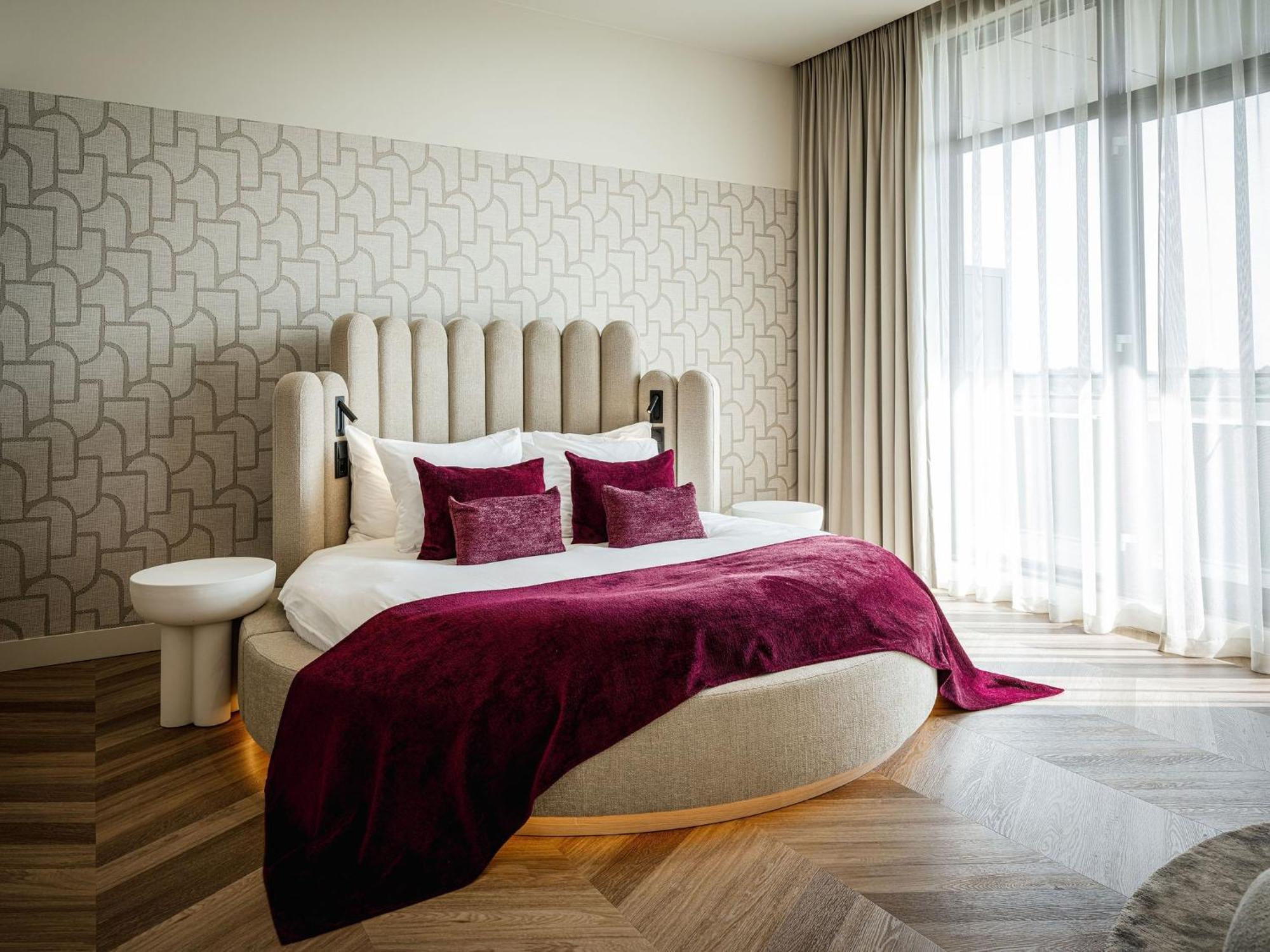 Honeymoon Suite,1688813552:JPEG