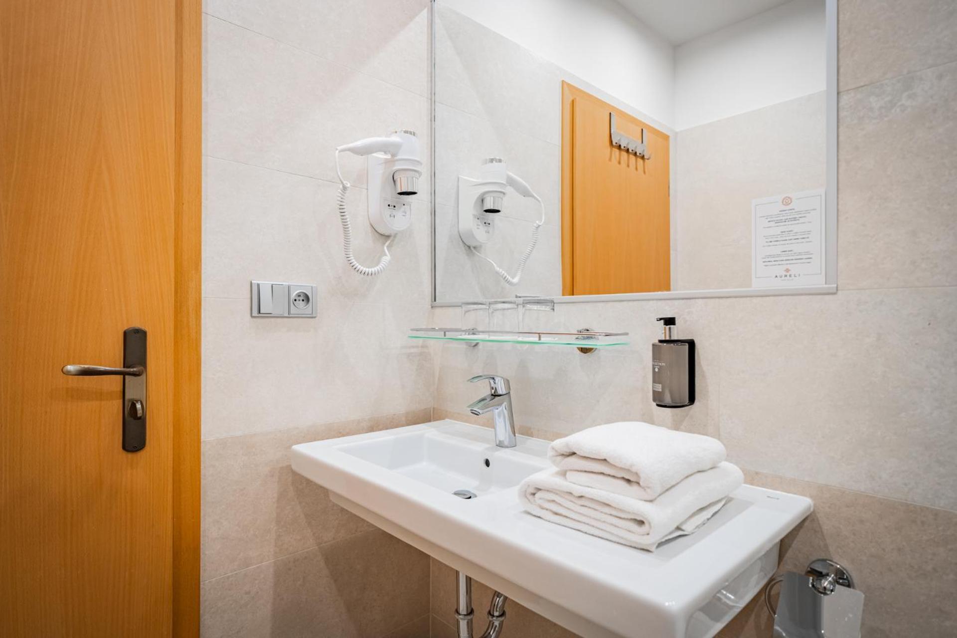 Quarto com Cama de Casal ou 2 de Solteiro e Ar-condicionado