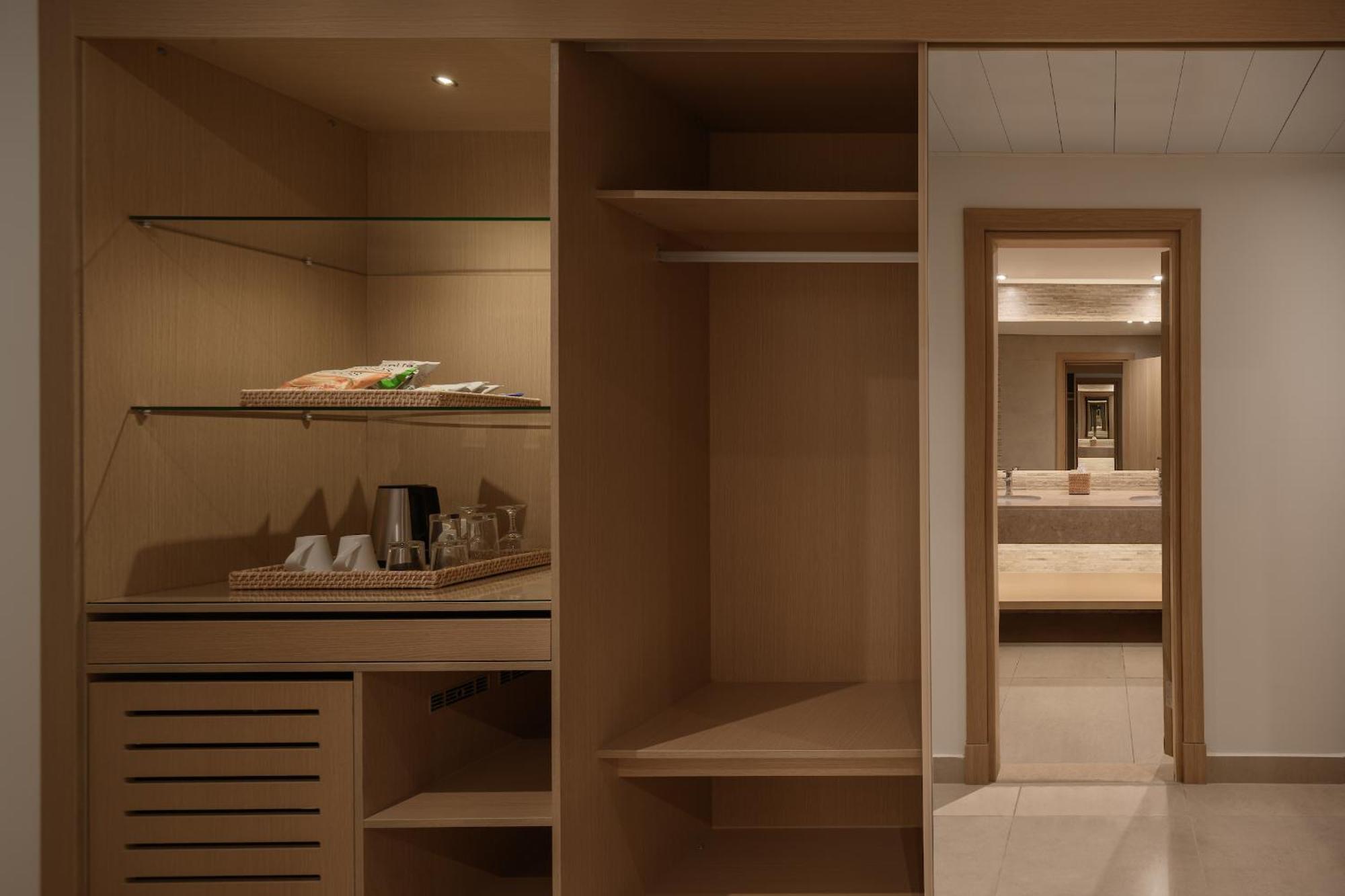Superior, Queensize-bed, uitzicht op het zwembad
