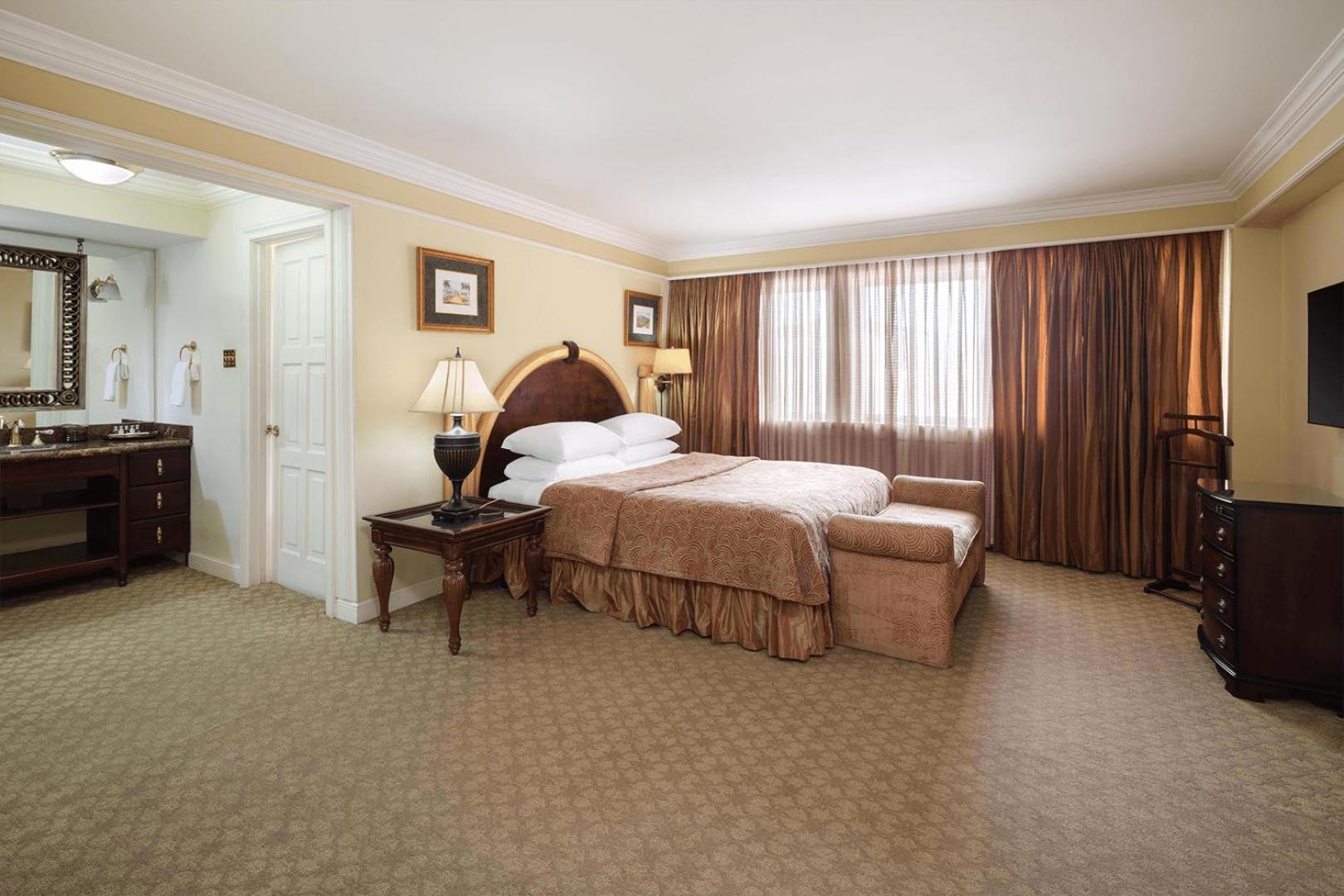 King Suite Terrace Sitting Area Dining Area Wet Bar Bath Tub Non-Smoking