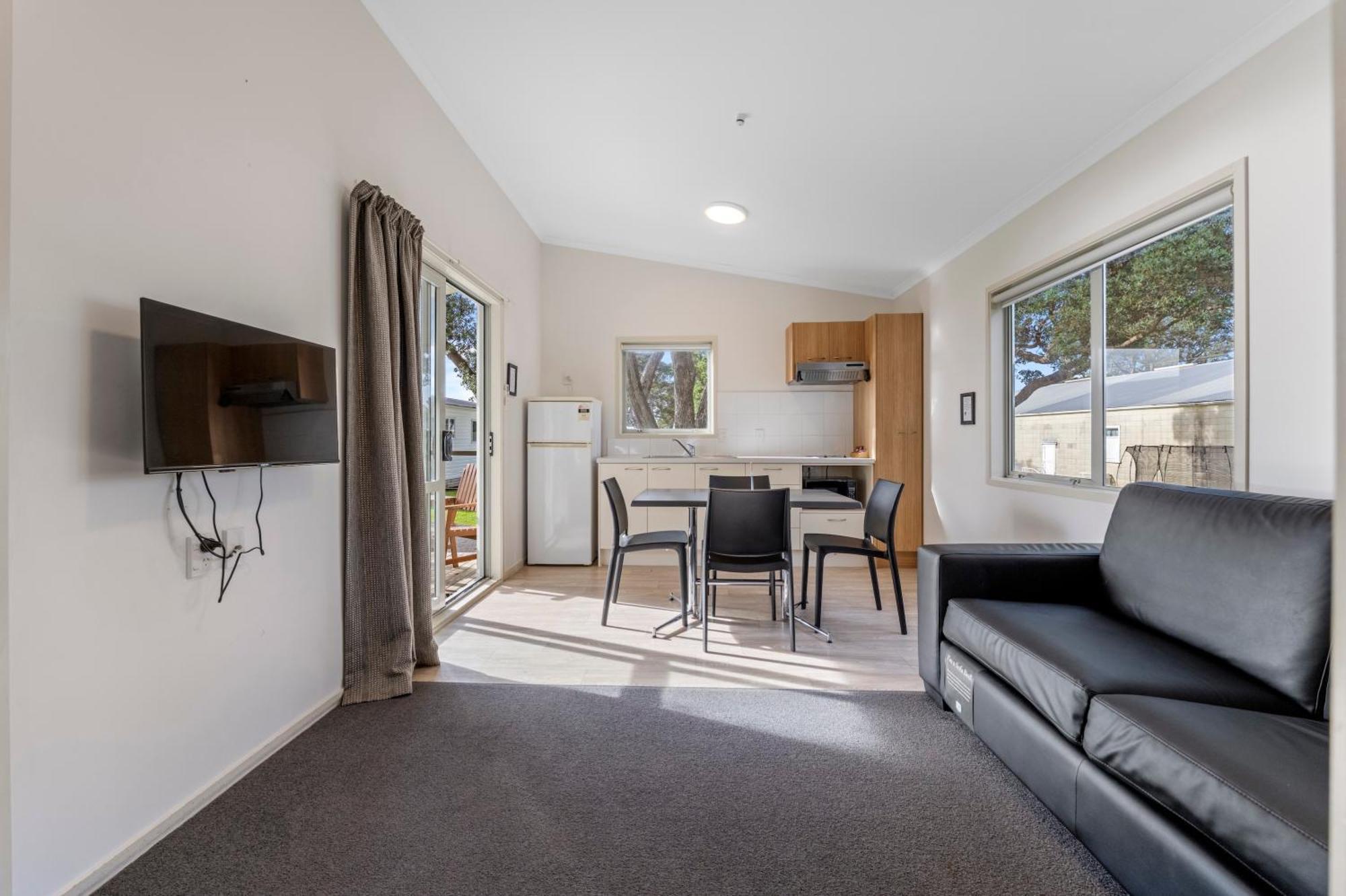 Two-Bedroom Motel,1697851584:JPEG