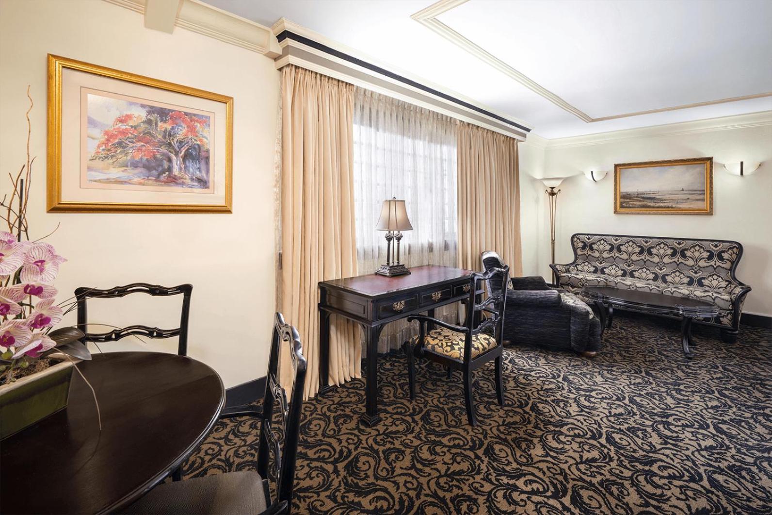 King Suite Spa Bath Sitting Dining Area Non-Smoking