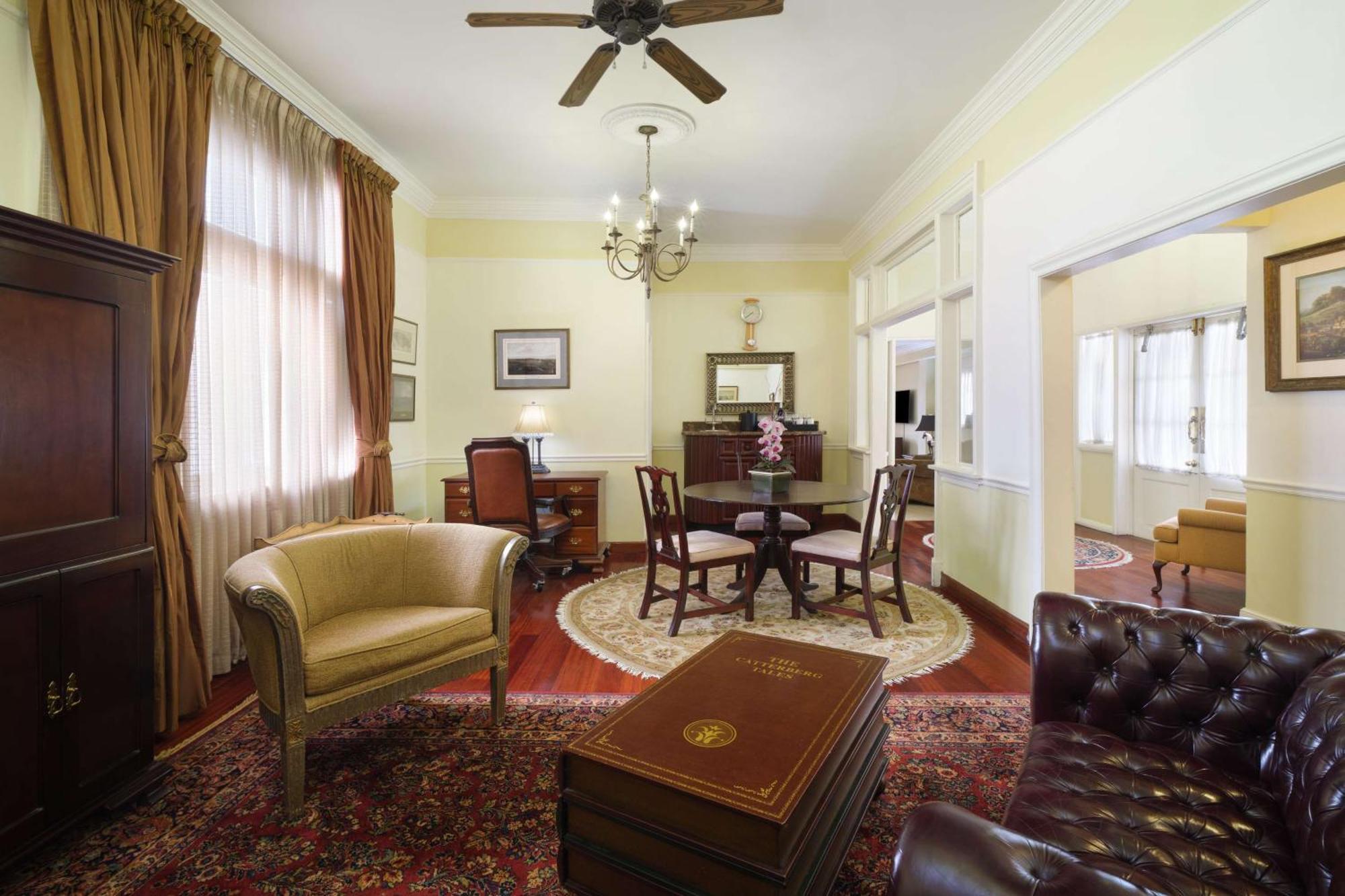 King Suite Terrace Sitting Area Dining Area Wet Bar Bath Tub Non-Smoking